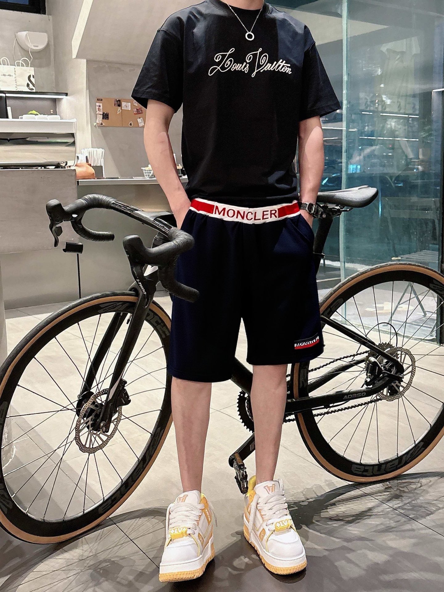 NO:491597,The new summer style of 2025ss original single counter casual shorts, luxurious classic brand original LOGO accessories, hot-selling models for the counter, very comfortable to wear, low-key and luxurious, very classy when worn, there is no need to say much about the trouser style and cutting. The upper body is exquisite and vivid, high-end and top-quality materials. A truly palace-level casual pants. The cotton of Turkey is of excellent quality, and the pants are heavy washing makes the pants very soft!  Not picky about people, the upper body is absolutely stylish and extremely luxurious. Size M-3XL orders to report height and weight., Moncler, shorts, alexander wang19860909蒙口 2025ss夏季新款原单专柜休闲短裤,奢华经典品牌原版LOGO配饰 专柜热销款 身穿着非常舒适 低调不失奢华 穿出去非常有档次 裤型款式和裁剪亦无需多言 上身精致跃然高档一等一顶级质料 真正殿堂级的休闲裤 选用土耳其的棉花品质卓然,经过重水洗使得裤子很柔软！不挑人 上身绝对的有型 极度奢华. 尺码M-3XL下单报身高体重.,,Moncler,shorts,alexander wang,Men's clothing