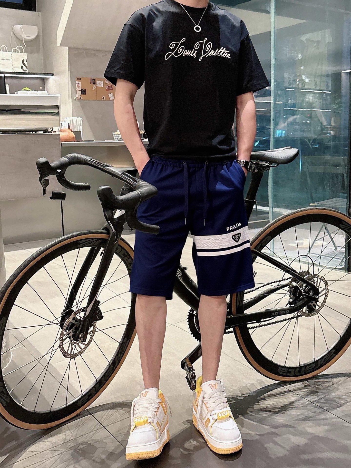 NO:491604,Prada 2025ss summer new style original single counter casual shorts, luxury classic brand original LOGO accessories, hot-selling models for the counter, very comfortable to wear, low-key and luxurious, very classy when worn, no need to say much about the trouser style and cutting, the upper body is exquisite and vivid, high-end and top-quality materials, a truly palace-level casual pants, Turkish cotton quality, heavy washing makes the pants very soft!  Not picky about people, the upper body is absolutely stylish and extremely luxurious. Size M-3XL orders to report height and weight.,,prada, shorts,alexander wang19860909普拉达 2025ss夏季新款原单专柜休闲短裤,奢华经典品牌原版LOGO配饰 专柜热销款 身穿着非常舒适 低调不失奢华 穿出去非常有档次 裤型款式和裁剪亦无需多言 上身精致跃然高档一等一顶级质料 真正殿堂级的休闲裤 选用土耳其的棉花品质卓然,经过重水洗使得裤子很柔软！不挑人 上身绝对的有型 极度奢华. 尺码M-3XL下单报身高体重.,,prada,shorts,alexander wang,Men's clothing