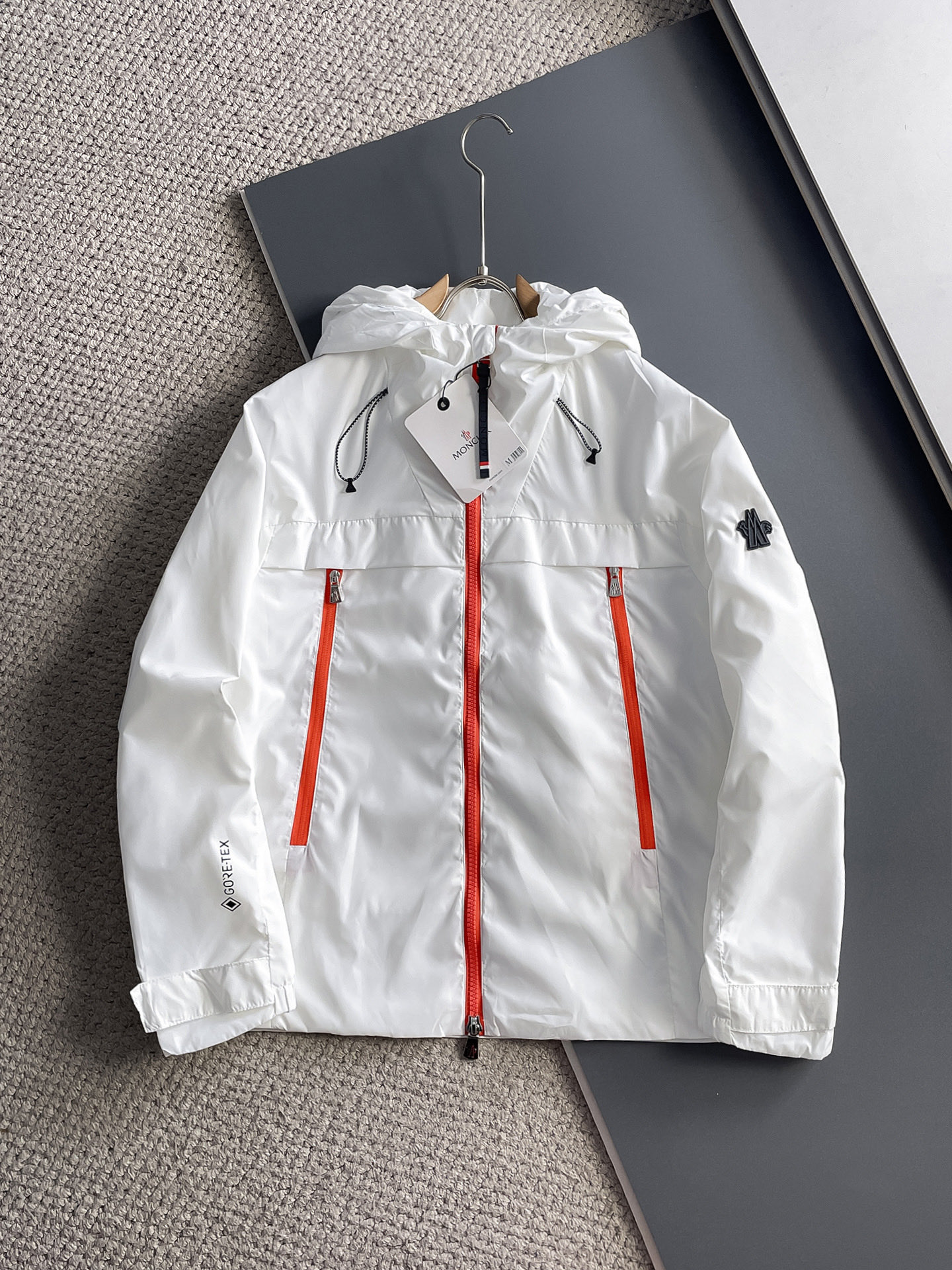 NO:511187,The new 2025 autumn jacket, the new product on the show is perfect, comfortable and warm, the three-standard complete colors and full and attractive, and the very outstanding design easily advances the sense of fashion. The workmanship is extremely exquisite and rigorous, and the wiring is neat and meticulous!  A masterpiece of a big-name designer!  The upper body doesn't look bloated and super handsome!  Spot code M ~ XXXL,,Moncler,jackets & coats,jackets & coats,alexander wang19860909蒙口 2025秋季新款夹克外套,秀场新品品相非常完美,舒适保暖,三标齐全色泽饱满诱人,非常出彩的设计,轻松将时髦感进阶,做工极为考究严谨,走线工整细致！大牌设计师巨作！上身不显臃肿、超级帅气！现货码数M ～ XXXL,,Moncler,jackets & coats,jackets & coats,alexander wang,Men's clothing