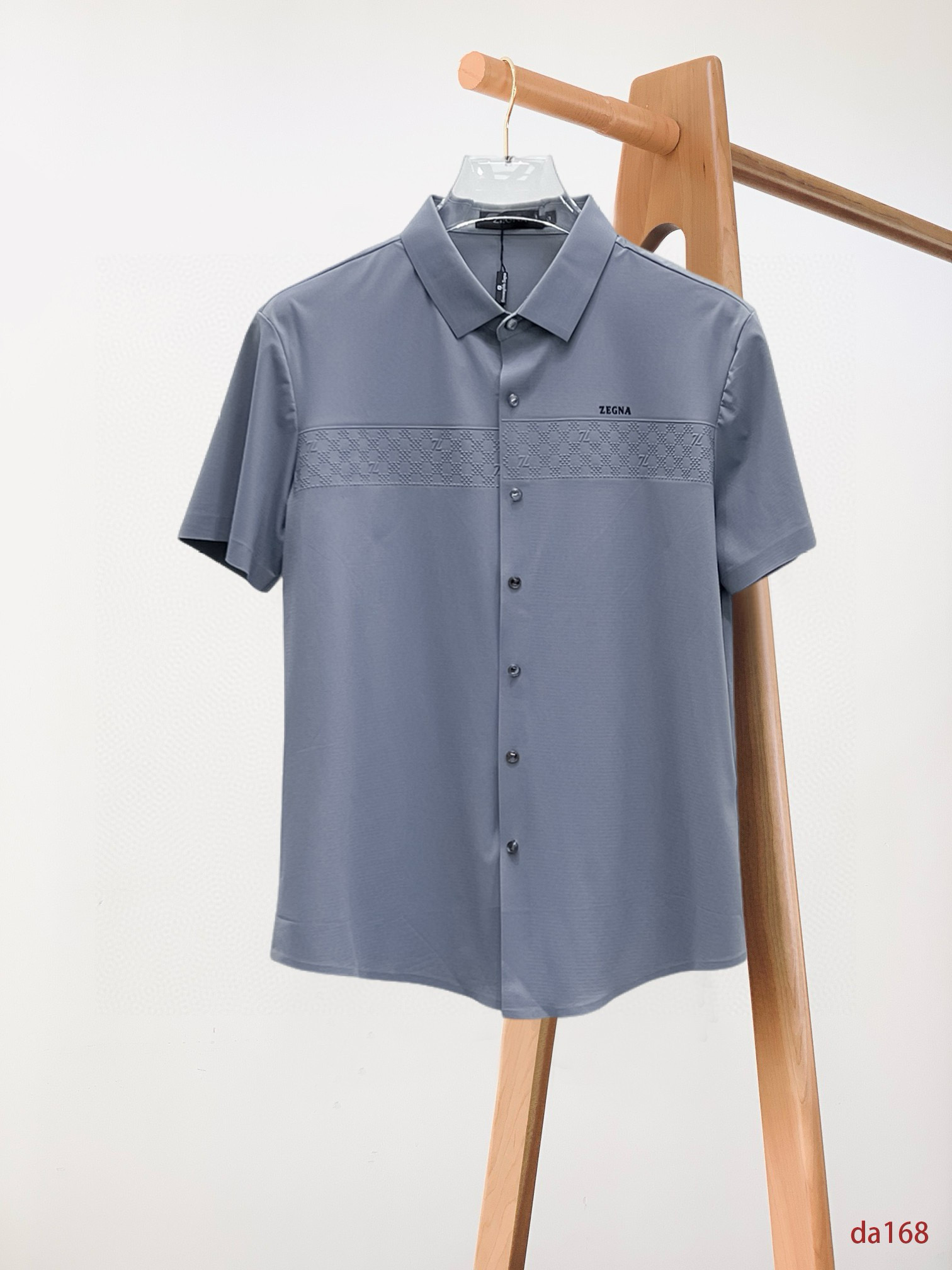 NO:474399,Jenia High-end Business White-collar workers are a must-have item for individuals in the unit!  Seal-free pressed glue ice silk casual business short-sleeved shirt, technological fabric, ice silk traceless, very good body feel, smooth feel and great texture!  Good elasticity, no sense of restraint, the fabric has its own breathable mesh, moisture absorption and sweating, quick drying and keeping it dry, small lapel placket-breasted design, showing a straight posture, not soft pedal, simple style, can be used for business and leisure, highly recommended!  High-elastic ice silk, the touch is as smooth as jade silk, clean and neat, and elegant and gentlemanly. The high-end materials are the key to the fabric, the quality control must be used. The feel is extremely delicate and smooth, the fabric has a good gloss and upper body skeleton feel, so we can greet mature and quality men's clothing!  Sweat in summer and dry in seconds, a brand new experience Business commuting and leisure M-4XL, zegna,shirts,T-shirt,alexander wang19860909杰尼亚 高端商务 白领 单位人士必入单品！ 无痕压胶冰丝休闲商务短袖衬衫,科技面料,冰丝无痕,体感非常棒,手感顺滑质感很棒！弹性好,无任何束缚感,面料自带透气网孔,吸湿排汗,速干保持干爽,小翻领门襟排扣设计,展露挺拔姿态,不软踏,简约款式,商务休闲都可驾驭,强烈推荐！高弹冰丝,触感堪比玉蚕丝一样丝滑,干净利落,儒雅绅士风度.高级材质,重点就是面料上,品控的必上,手感极其细腻光滑,面料光泽感和上身骨架感好,打招成熟品质男装！夏天出汗秒干,全新体验 商务通勤休闲 M-4XL,,zegna,shirts,T-shirt,alexander wang,Men's clothing