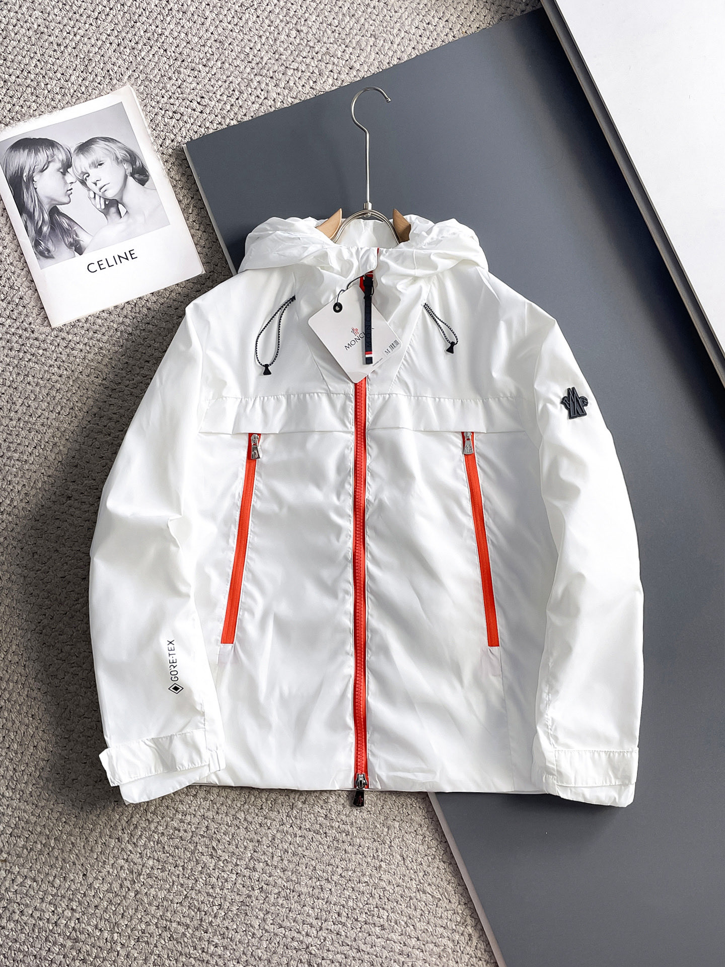 NO:511247,The new 2025 spring jacket, the new product on the show is perfect, comfortable and warm, the three-standard complete colors and full and attractive, and the very outstanding design easily advances the sense of fashion. The workmanship is extremely exquisite and rigorous, and the wiring is neat and meticulous!  A masterpiece of a big-name designer!  The upper body doesn't look bloated and super handsome!  Spot code M ~ XXXL,,Moncler,jackets & coats,jackets & coats,alexander wang19860909蒙口 2025春季新款夹克外套,秀场新品品相非常完美,舒适保暖,三标齐全色泽饱满诱人,非常出彩的设计,轻松将时髦感进阶,做工极为考究严谨,走线工整细致！大牌设计师巨作！上身不显臃肿、超级帅气！现货码数M ～ XXXL,,Moncler,jackets & coats,jackets & coats,alexander wang,Men's clothing