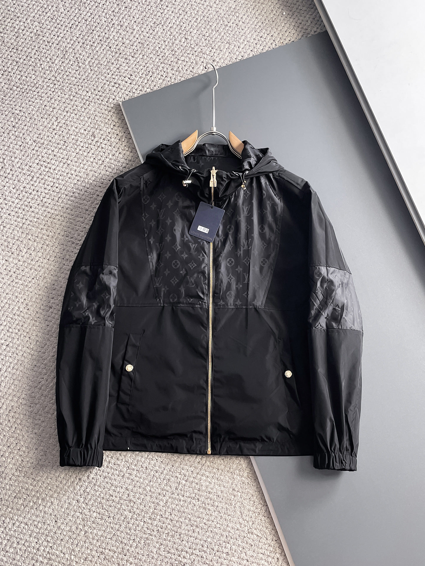 NO:511252,LV double-sided wear, 2025 spring new jacket jacket, the new product on the show is perfect, comfortable and warm, the three-standard complete colors and full and attractive, and the very outstanding design easily advances the sense of fashion, the workmanship is extremely exquisite and rigorous, and the wiring is neat and meticulous!  A masterpiece of a big-name designer!  The upper body doesn't look bloated and super handsome!  Spot code M ~ XXXL,,louis vuitton,jackets & coats,jackets & coats,alexander wang19860909LV 双面穿,2025春季新款夹克外套,秀场新品品相非常完美,舒适保暖,三标齐全色泽饱满诱人,非常出彩的设计,轻松将时髦感进阶,做工极为考究严谨,走线工整细致！大牌设计师巨作！上身不显臃肿、超级帅气！现货码数M ～ XXXL,,louis vuitton,jackets & coats,jackets & coats,alexander wang,Men's clothing