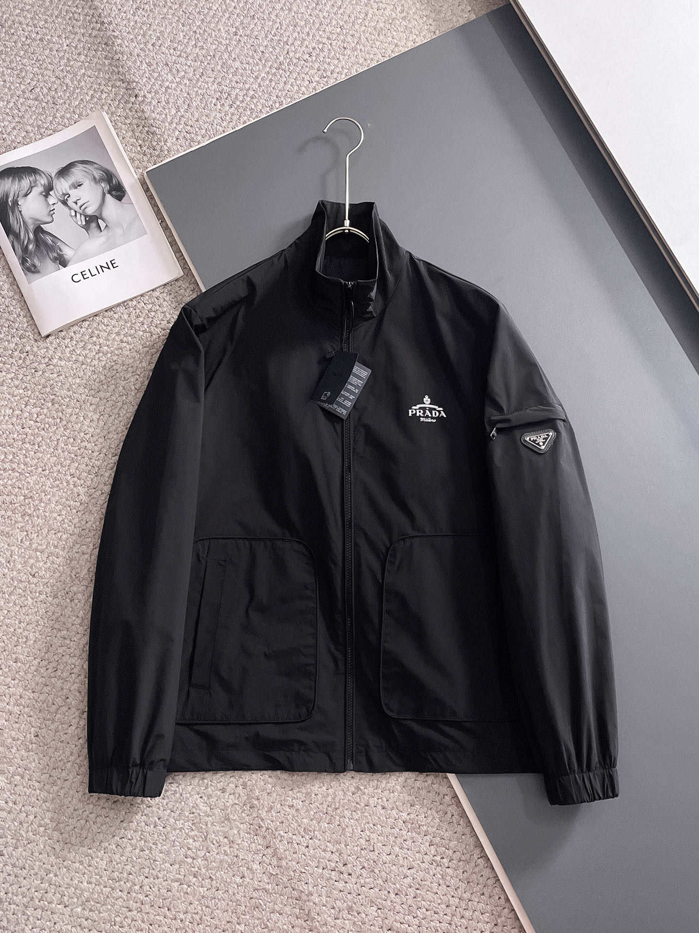 NO:511258,Prada's new spring jacket 2025, the new product on the show is perfect, comfortable and warm, the three standards have a complete color and full and attractive color, and the very outstanding design easily advances the sense of fashion, the workmanship is extremely exquisite and rigorous, and the wiring is neat and meticulous!  A masterpiece of a big-name designer!  The upper body doesn't look bloated and super handsome!  Spot code M ~ XXXL,,prada,jackets & coats,jackets & coats,alexander wang19860909普拉达 2025春季新款夹克外套,秀场新品品相非常完美,舒适保暖,三标齐全色泽饱满诱人,非常出彩的设计,轻松将时髦感进阶,做工极为考究严谨,走线工整细致！大牌设计师巨作！上身不显臃肿、超级帅气！现货码数M ～ XXXL,,prada,jackets & coats,jackets & coats,alexander wang,Men's clothing