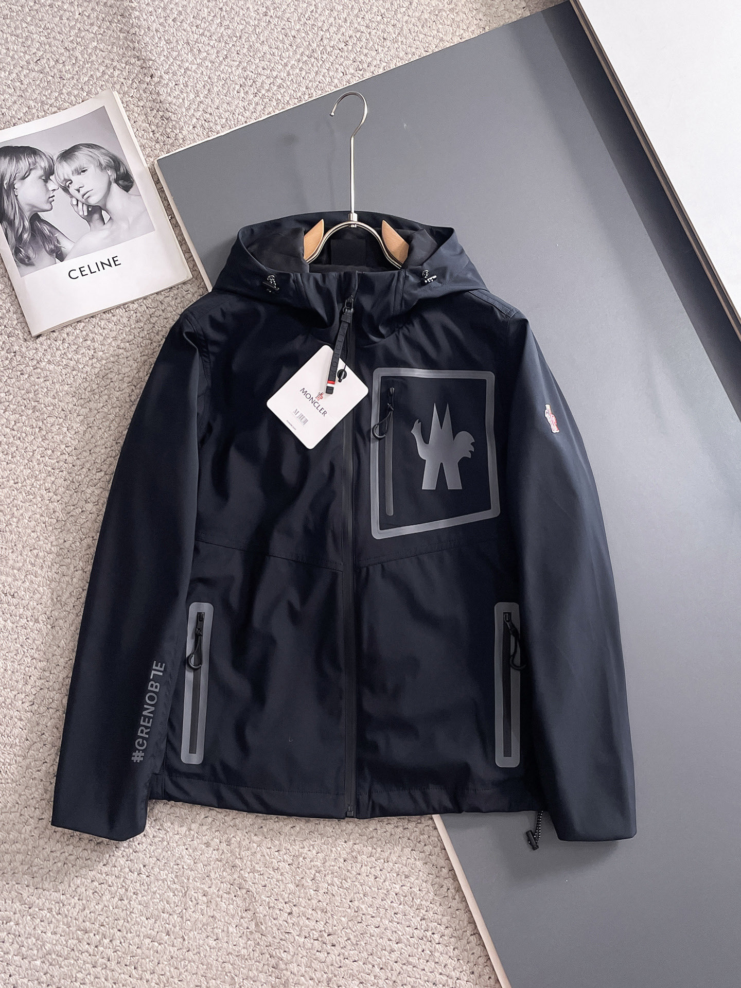 NO:511263,The new 2025 spring jacket, the new product on the show is perfect, comfortable and warm, the three-standard complete colors and full and attractive, and the very outstanding design easily advances the sense of fashion. The workmanship is extremely exquisite and rigorous, and the wiring is neat and meticulous!  A masterpiece of a big-name designer!  The upper body doesn't look bloated and super handsome!  Spot code M ~ XXXL,,Moncler,jackets & coats,jackets & coats,alexander wang19860909蒙口 2025春季新款夹克外套,秀场新品品相非常完美,舒适保暖,三标齐全色泽饱满诱人,非常出彩的设计,轻松将时髦感进阶,做工极为考究严谨,走线工整细致！大牌设计师巨作！上身不显臃肿、超级帅气！现货码数M ～ XXXL,,Moncler,jackets & coats,jackets & coats,alexander wang,Men's clothing