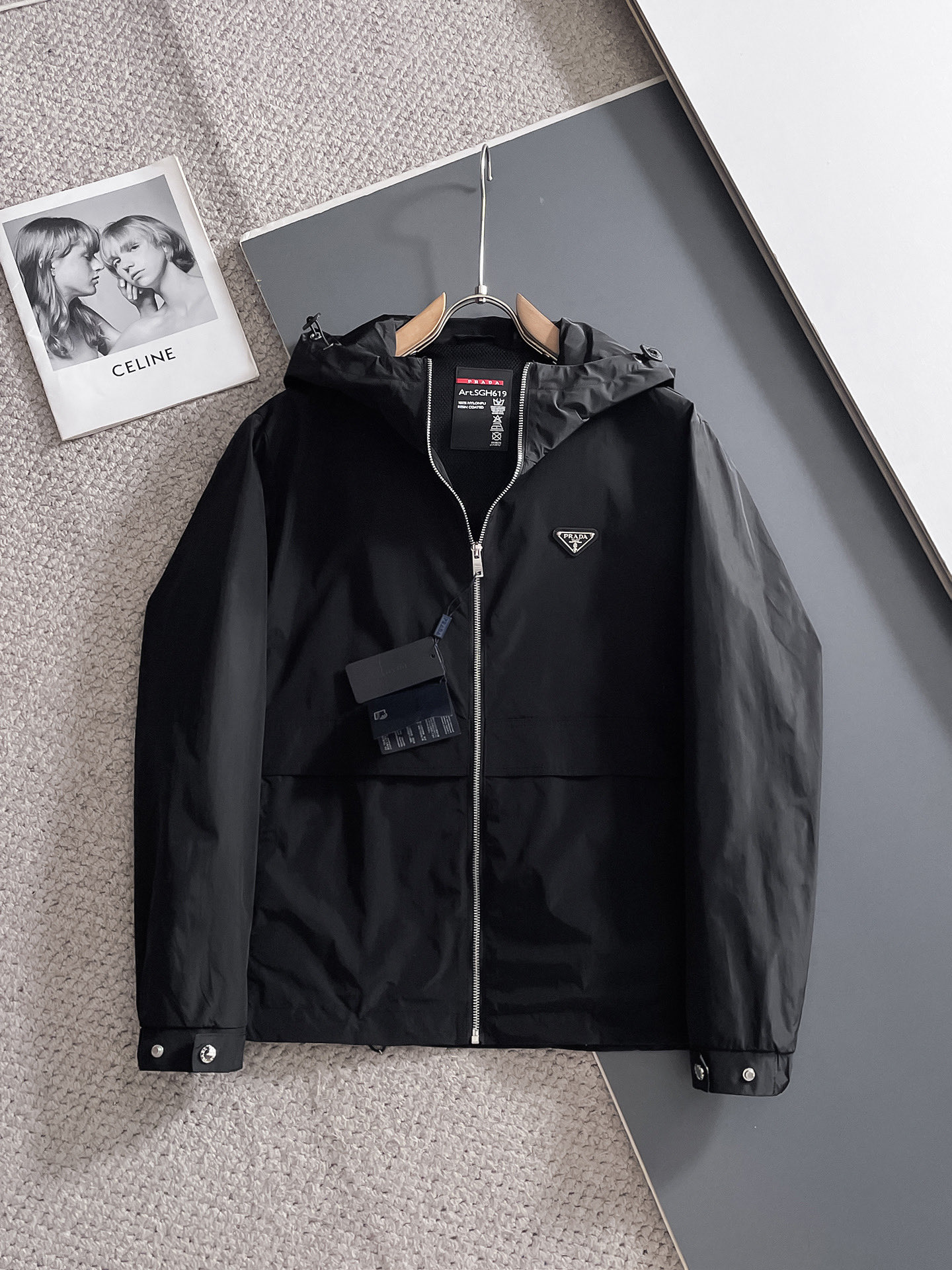 NO:511276,Prada's new spring jacket 2025, the new product on the show is perfect, comfortable and warm, the three standards have a complete color and full and attractive color, and the very outstanding design easily advances the sense of fashion, the workmanship is extremely exquisite and rigorous, and the wiring is neat and meticulous!  A masterpiece of a big-name designer!  The upper body doesn't look bloated and super handsome!  Spot code M ~ XXXL,,prada,jackets & coats,jackets & coats,alexander wang19860909普拉达 2025春季新款夹克外套,秀场新品品相非常完美,舒适保暖,三标齐全色泽饱满诱人,非常出彩的设计,轻松将时髦感进阶,做工极为考究严谨,走线工整细致！大牌设计师巨作！上身不显臃肿、超级帅气！现货码数M ～ XXXL,,prada,jackets & coats,jackets & coats,alexander wang,Men's clothing