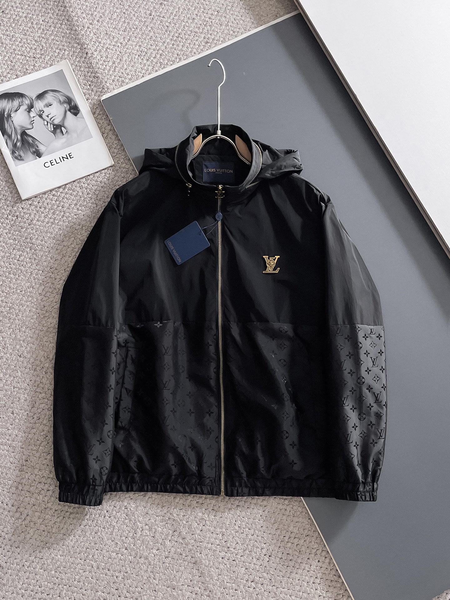 NO:511244,LV 2025 spring new jacket jacket, the new product on the show is perfect, comfortable and warm, the three standards are complete in color and full and attractive, and the very outstanding design easily advances the sense of fashion, the workmanship is extremely exquisite and rigorous, and the wiring is neat and meticulous!  A masterpiece of a big-name designer!  The upper body doesn't look bloated and super handsome!  Spot code M ~ XXXL,,louis vuitton,jackets & coats,jackets & coats,alexander wang19860909LV 2025春季新款夹克外套,秀场新品品相非常完美,舒适保暖,三标齐全色泽饱满诱人,非常出彩的设计,轻松将时髦感进阶,做工极为考究严谨,走线工整细致！大牌设计师巨作！上身不显臃肿、超级帅气！现货码数M ～ XXXL,,louis vuitton,jackets & coats,jackets & coats,alexander wang,Men's clothing