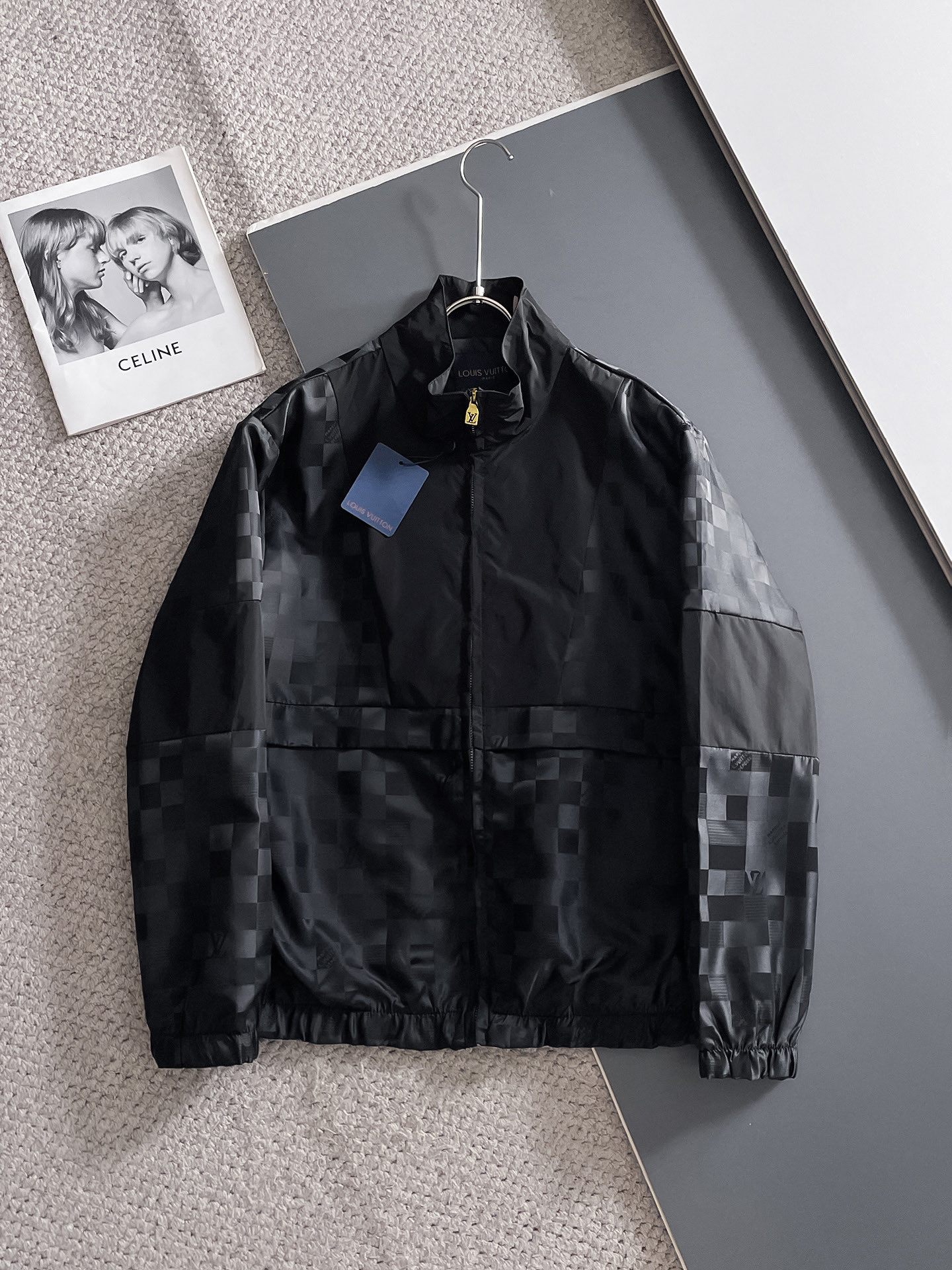 NO:511234,LV 2025 spring new jacket jacket, the new product on the show is perfect, comfortable and warm, the three standards are complete in color and full and attractive, and the very outstanding design easily advances the sense of fashion, the workmanship is extremely exquisite and rigorous, and the wiring is neat and meticulous!  A masterpiece of a big-name designer!  The upper body doesn't look bloated and super handsome!  Spot code M ~ XXXL,,louis vuitton,jackets & coats,jackets & coats,alexander wang19860909LV 2025春季新款夹克外套,秀场新品品相非常完美,舒适保暖,三标齐全色泽饱满诱人,非常出彩的设计,轻松将时髦感进阶,做工极为考究严谨,走线工整细致！大牌设计师巨作！上身不显臃肿、超级帅气！现货码数M ～ XXXL,,louis vuitton,jackets & coats,jackets & coats,alexander wang,Men's clothing