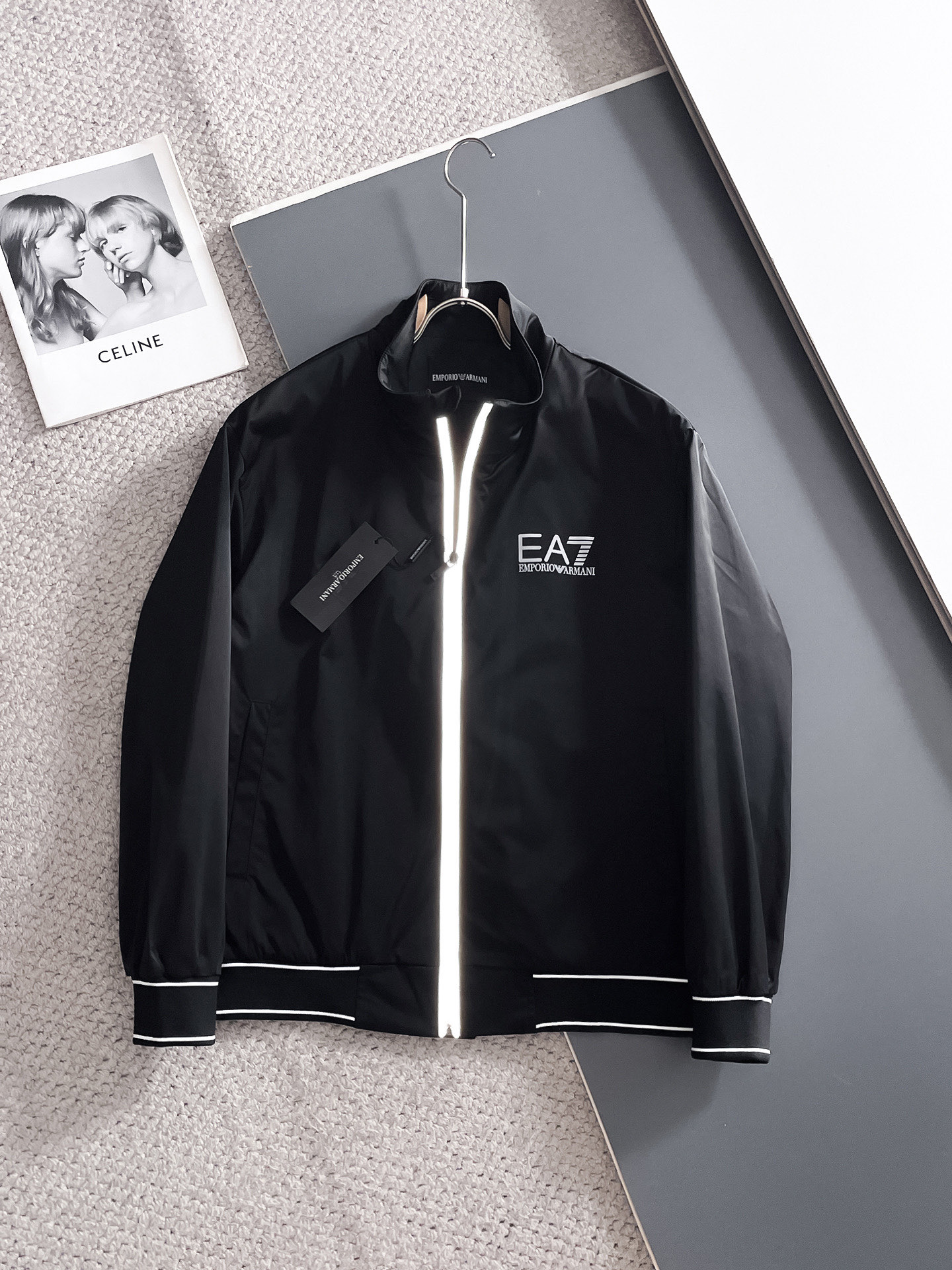 NO:511239,Armani Spring 2025 new jacket jacket, the new product on the show is perfect, comfortable and warm, the three standards are complete in color and full and attractive, and the very outstanding design easily advances the sense of fashion. The workmanship is extremely exquisite and rigorous, and the wiring is neat and meticulous!  A masterpiece of a big-name designer!  The upper body doesn't look bloated and super handsome!  Spot code M ~ XXXL,,armani,jackets & coats,jackets & coats,alexander wang19860909阿玛尼 2025春季新款夹克外套,秀场新品品相非常完美,舒适保暖,三标齐全色泽饱满诱人,非常出彩的设计,轻松将时髦感进阶,做工极为考究严谨,走线工整细致！大牌设计师巨作！上身不显臃肿、超级帅气！现货码数M ～ XXXL,,armani,jackets & coats,jackets & coats,alexander wang,Men's clothing