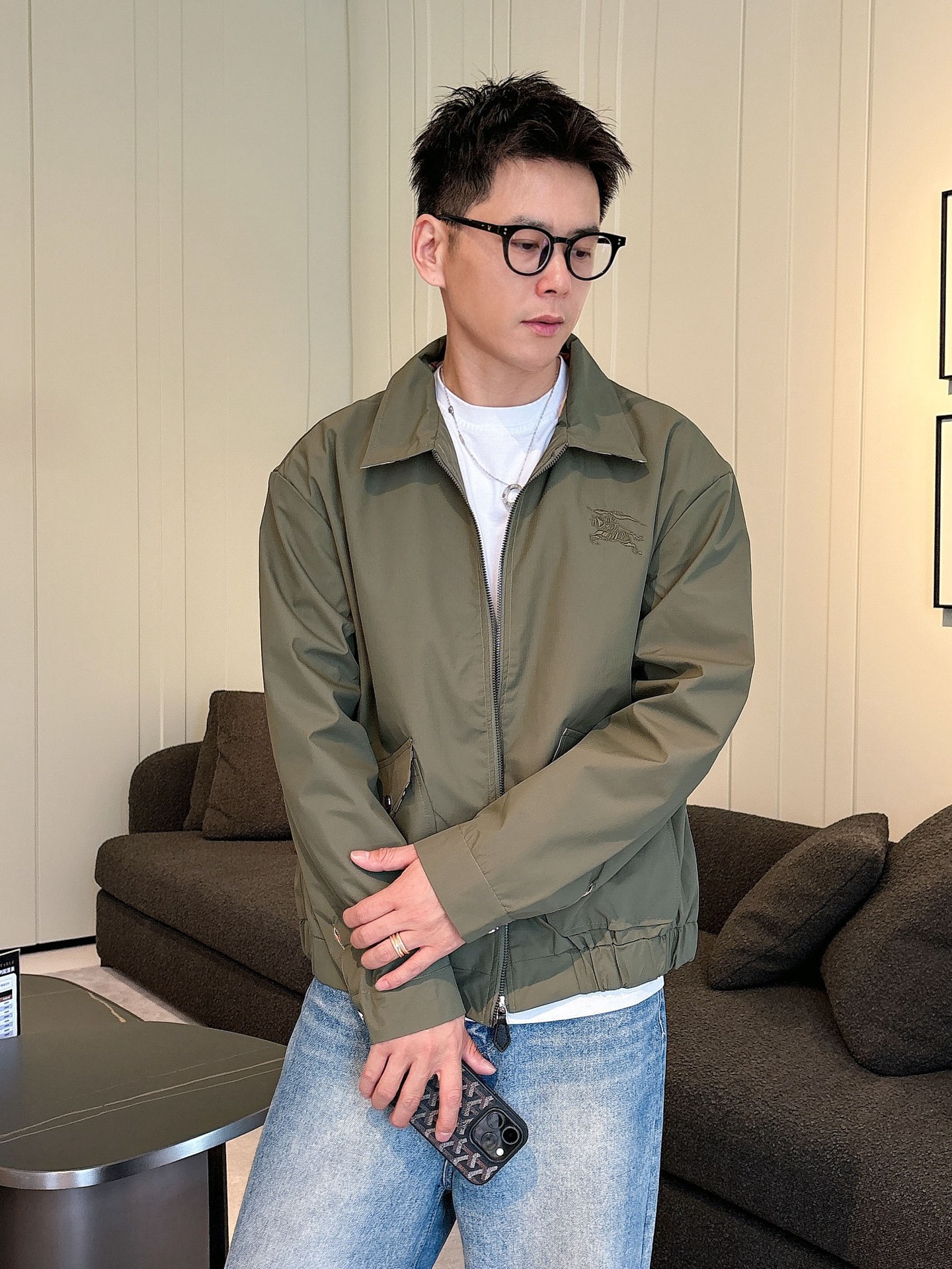 NO:513164,Burberry's 2025 autumn new jacket jacket, the new product on the show is perfect, comfortable and warm, the three-standard complete colors and full and attractive, and the very outstanding design easily advances the sense of fashion, the workmanship is extremely exquisite and rigorous, and the wiring is neat and meticulous!  A masterpiece of a big-name designer!  The upper body doesn't look bloated and super handsome!  Spot code M ~ XXXL,,burberry,jackets & coats,jackets & coats,alexander wang19860909巴宝莉 2025秋季新款夹克外套,秀场新品品相非常完美,舒适保暖,三标齐全色泽饱满诱人,非常出彩的设计,轻松将时髦感进阶,做工极为考究严谨,走线工整细致！大牌设计师巨作！上身不显臃肿、超级帅气！现货码数M ～ XXXL,,burberry,jackets & coats,jackets & coats,alexander wang,Men's clothing