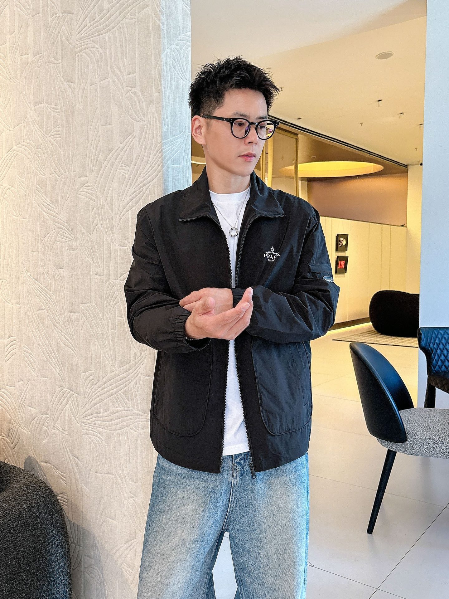 NO:513166,Prada 2025 autumn new jacket jacket, the new product on the show is perfect, comfortable and warm, the three standards are complete in color and full and attractive, and the very outstanding design easily advances the sense of fashion. The workmanship is extremely exquisite and rigorous, and the wiring is neat and meticulous!  A masterpiece of a big-name designer!  The upper body doesn't look bloated and super handsome!  Spot code M ~ XXXL,,prada,jackets & coats,jackets & coats,alexander wang19860909普拉达 2025秋季新款夹克外套,秀场新品品相非常完美,舒适保暖,三标齐全色泽饱满诱人,非常出彩的设计,轻松将时髦感进阶,做工极为考究严谨,走线工整细致！大牌设计师巨作！上身不显臃肿、超级帅气！现货码数M ～ XXXL,,prada,jackets & coats,jackets & coats,alexander wang,Men's clothing