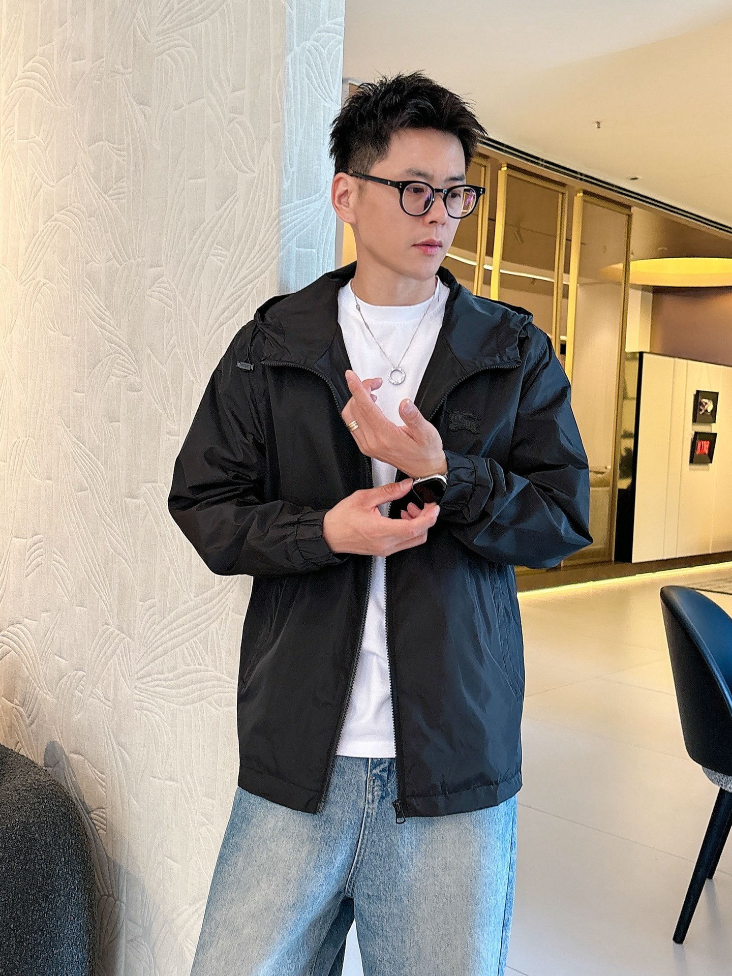 NO:513168,Burberry's 2025 autumn new jacket jacket, the new product on the show is perfect, comfortable and warm, the three-standard complete colors and full and attractive, and the very outstanding design easily advances the sense of fashion, the workmanship is extremely exquisite and rigorous, and the wiring is neat and meticulous!  A masterpiece of a big-name designer!  The upper body doesn't look bloated and super handsome!  Spot code M ~ XXXL,,burberry,jackets & coats,jackets & coats,alexander wang19860909巴宝莉 2025秋季新款夹克外套,秀场新品品相非常完美,舒适保暖,三标齐全色泽饱满诱人,非常出彩的设计,轻松将时髦感进阶,做工极为考究严谨,走线工整细致！大牌设计师巨作！上身不显臃肿、超级帅气！现货码数M ～ XXXL,,burberry,jackets & coats,jackets & coats,alexander wang,Men's clothing