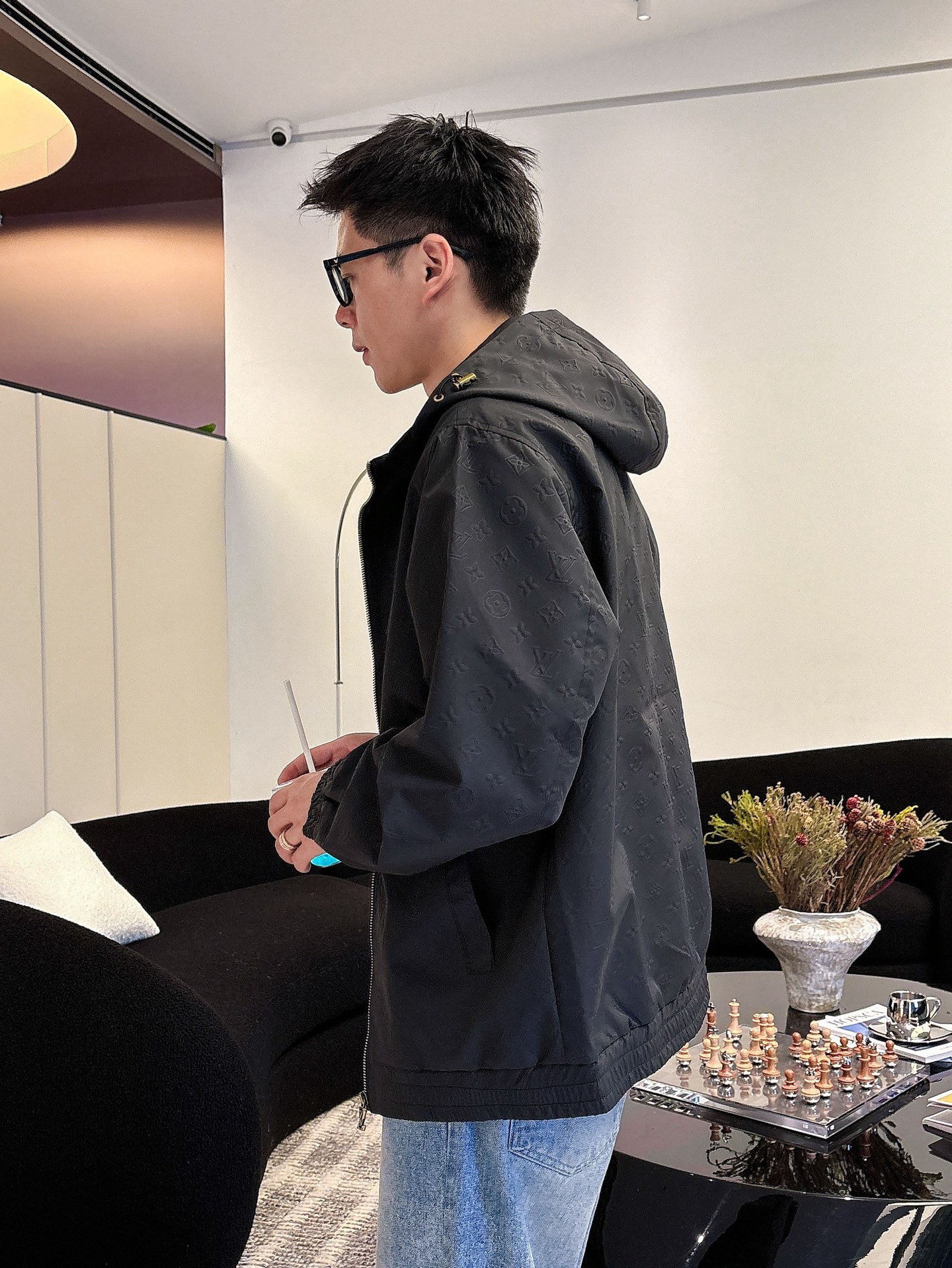 NO:513172,LV 2025 autumn new jacket jacket, the new product on the show is perfect, comfortable and warm, the three standards are complete in color and full and attractive, and the very outstanding design easily advances the sense of fashion, the workmanship is extremely exquisite and rigorous, and the wiring is neat and meticulous!  A masterpiece of a big-name designer!  The upper body doesn't look bloated and super handsome!  Spot code M ~ XXXL,,louis vuitton,jackets & coats,jackets & coats,alexander wang19860909LV 2025秋季新款夹克外套,秀场新品品相非常完美,舒适保暖,三标齐全色泽饱满诱人,非常出彩的设计,轻松将时髦感进阶,做工极为考究严谨,走线工整细致！大牌设计师巨作！上身不显臃肿、超级帅气！现货码数M ～ XXXL,,louis vuitton,jackets & coats,jackets & coats,alexander wang,Men's clothing