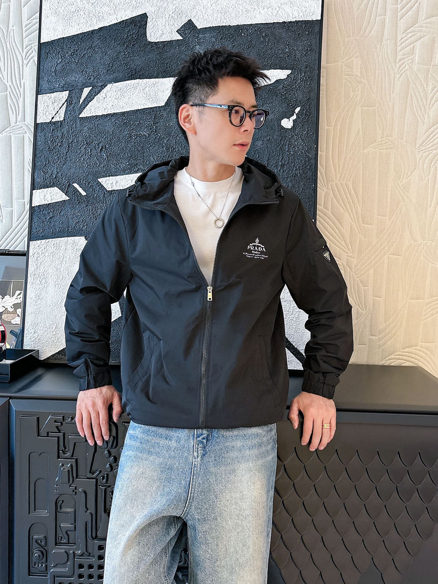 NO:513178,Prada 2025 autumn new jacket jacket, the new product on the show is perfect, comfortable and warm, the three standards are complete in color and full and attractive, and the very outstanding design easily advances the sense of fashion. The workmanship is extremely exquisite and rigorous, and the wiring is neat and meticulous!  A masterpiece of a big-name designer!  The upper body doesn't look bloated and super handsome!  Spot code M ~ XXXL,,prada,jackets & coats,jackets & coats,alexander wang19860909普拉达 2025秋季新款夹克外套,秀场新品品相非常完美,舒适保暖,三标齐全色泽饱满诱人,非常出彩的设计,轻松将时髦感进阶,做工极为考究严谨,走线工整细致！大牌设计师巨作！上身不显臃肿、超级帅气！现货码数M ～ XXXL,,prada,jackets & coats,jackets & coats,alexander wang,Men's clothing