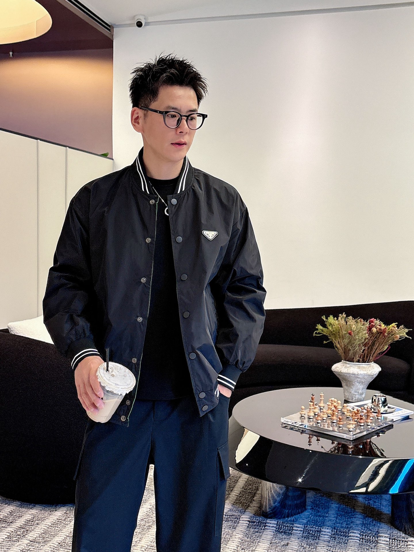 NO:513187,Prada double-sided wear, 2025 autumn new jacket jacket, the new product on the show is perfect, comfortable and warm, the three-standard complete colors and full and attractive, and the very outstanding design easily advances the sense of fashion, the workmanship is extremely exquisite and rigorous, and the wiring is neat and meticulous!  A masterpiece of a big-name designer!  The upper body doesn't look bloated and super handsome!  Spot code M ~ XXXL,,prada,jackets & coats,jackets & coats,alexander wang19860909普拉达 双面穿,2025秋季新款夹克外套,秀场新品品相非常完美,舒适保暖,三标齐全色泽饱满诱人,非常出彩的设计,轻松将时髦感进阶,做工极为考究严谨,走线工整细致！大牌设计师巨作！上身不显臃肿、超级帅气！现货码数M ～ XXXL,,prada,jackets & coats,jackets & coats,alexander wang,Men's clothing