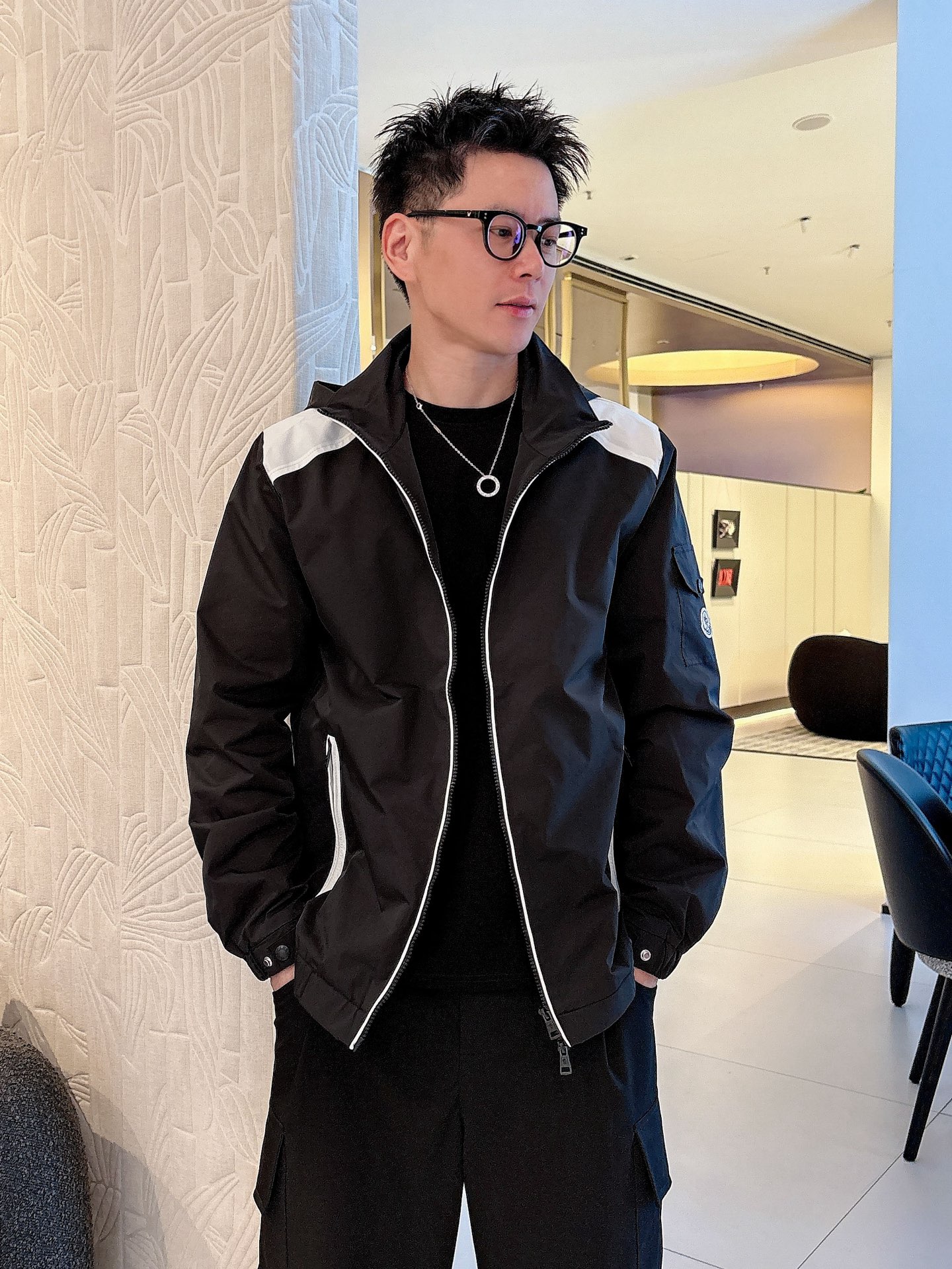 NO:513174,The new 2025 autumn jacket, the new product on the show is perfect, comfortable and warm, the three-standard complete colors and full and attractive, and the very outstanding design easily advances the sense of fashion. The workmanship is extremely exquisite and rigorous, and the wiring is neat and meticulous!  A masterpiece of a big-name designer!  The upper body doesn't look bloated and super handsome!  Spot code M ~ XXXL,,Moncler,jackets & coats,jackets & coats,alexander wang19860909蒙口 2025秋季新款夹克外套,秀场新品品相非常完美,舒适保暖,三标齐全色泽饱满诱人,非常出彩的设计,轻松将时髦感进阶,做工极为考究严谨,走线工整细致！大牌设计师巨作！上身不显臃肿、超级帅气！现货码数M ～ XXXL,,Moncler,jackets & coats,jackets & coats,alexander wang,Men's clothing