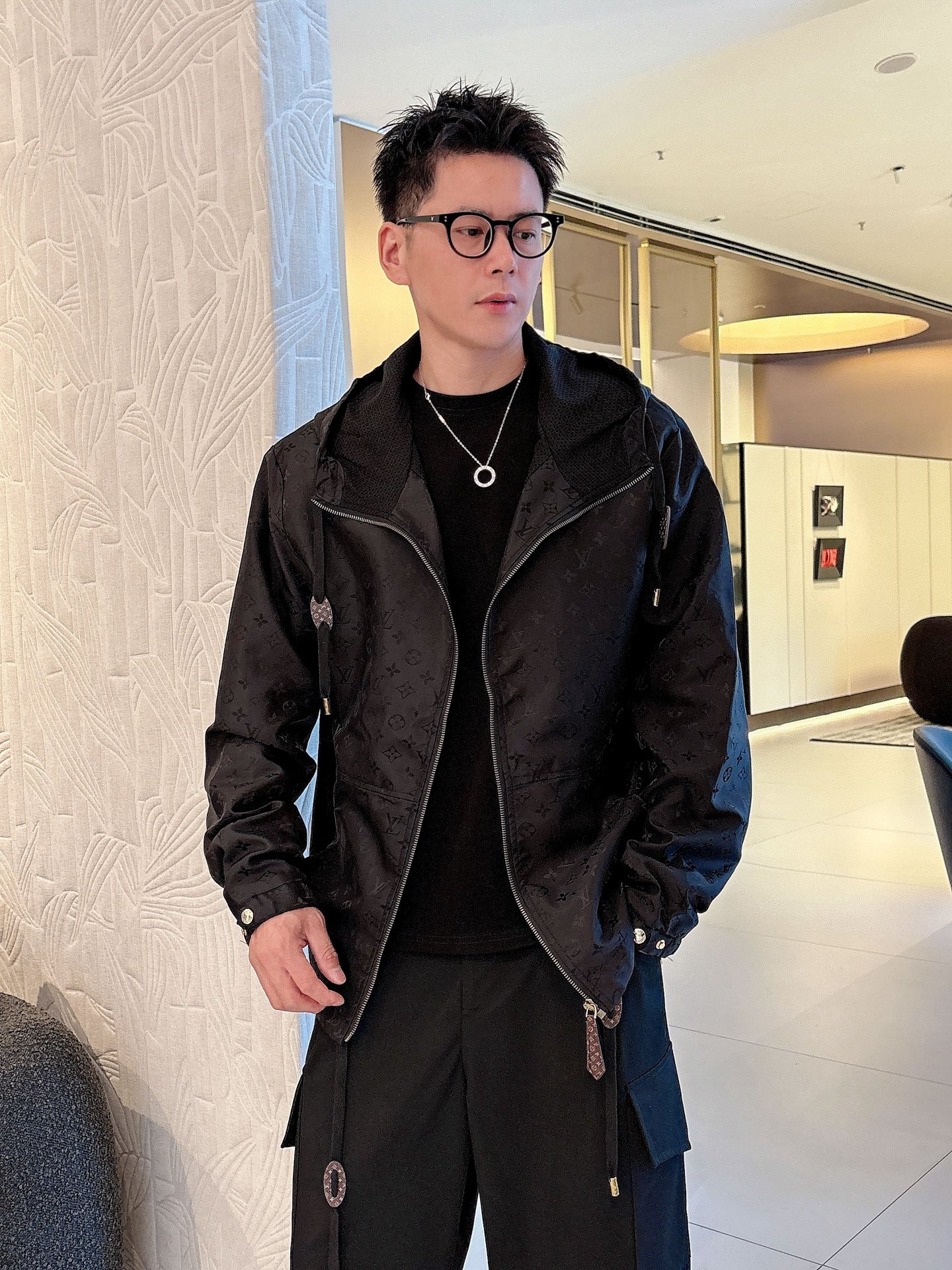 NO:513175,LV 2025 autumn new jacket jacket, the new product on the show is perfect, comfortable and warm, the three standards are complete in color and full and attractive, and the very outstanding design easily advances the sense of fashion, the workmanship is extremely exquisite and rigorous, and the wiring is neat and meticulous!  A masterpiece of a big-name designer!  The upper body doesn't look bloated and super handsome!  Spot code M ~ XXXL,,louis vuitton,jackets & coats,jackets & coats,alexander wang19860909LV 2025秋季新款夹克外套,秀场新品品相非常完美,舒适保暖,三标齐全色泽饱满诱人,非常出彩的设计,轻松将时髦感进阶,做工极为考究严谨,走线工整细致！大牌设计师巨作！上身不显臃肿、超级帅气！现货码数M ～ XXXL,,louis vuitton,jackets & coats,jackets & coats,alexander wang,Men's clothing