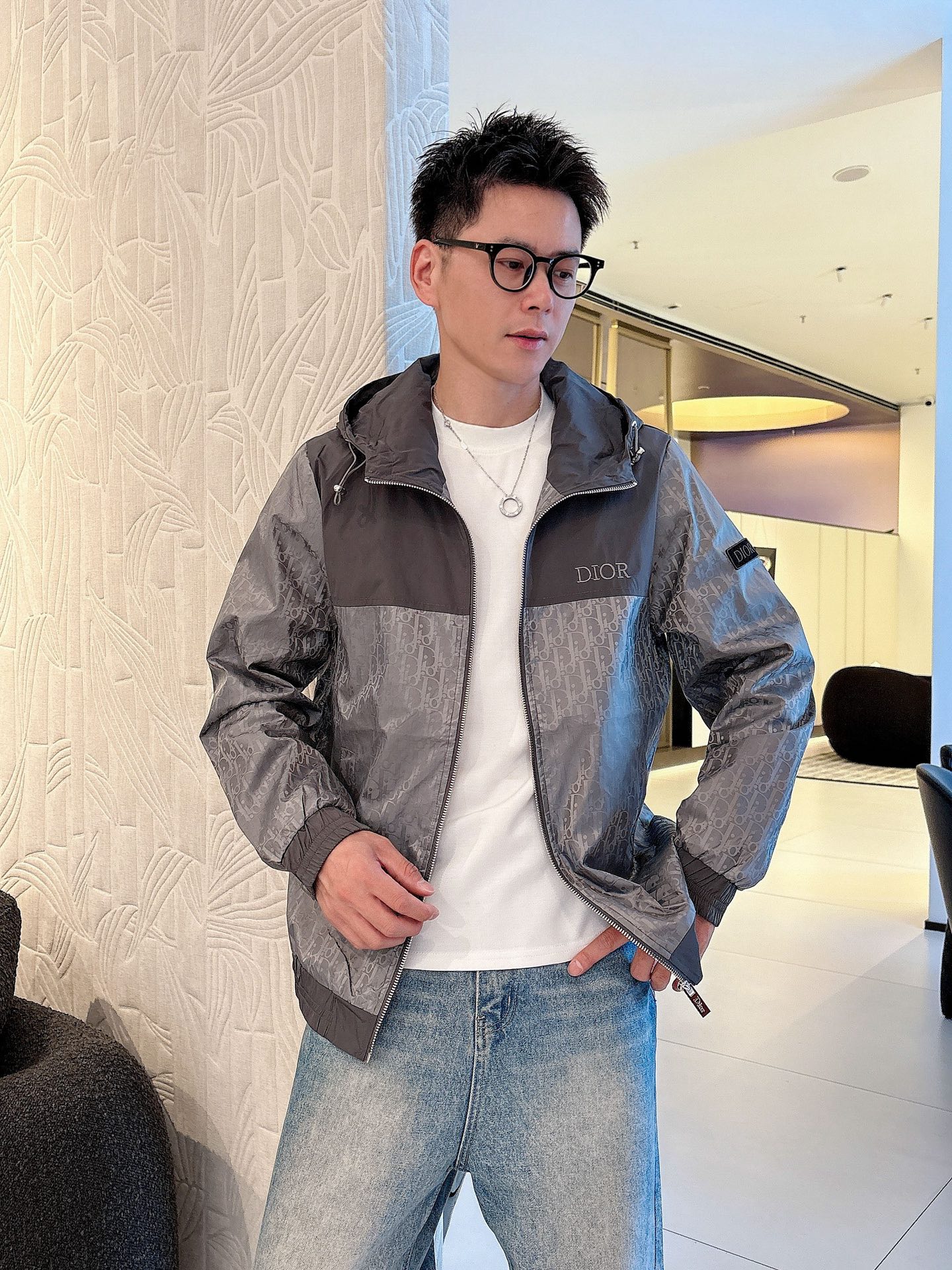 NO:513177,Dior 2025 autumn new jacket jacket, the new product on the show is perfect, comfortable and warm, the three standards are complete in color and full and attractive, and the very outstanding design easily advances the sense of fashion, the workmanship is extremely exquisite and rigorous, and the wiring is neat and meticulous!  A masterpiece of a big-name designer!  The upper body doesn't look bloated and super handsome!  Spot code M ~ XXXL,,dior,jackets & coats,jackets & coats,alexander wang19860909迪奥 2025秋季新款夹克外套,秀场新品品相非常完美,舒适保暖,三标齐全色泽饱满诱人,非常出彩的设计,轻松将时髦感进阶,做工极为考究严谨,走线工整细致！大牌设计师巨作！上身不显臃肿、超级帅气！现货码数M ～ XXXL,,dior,jackets & coats,jackets & coats,alexander wang,Men's clothing