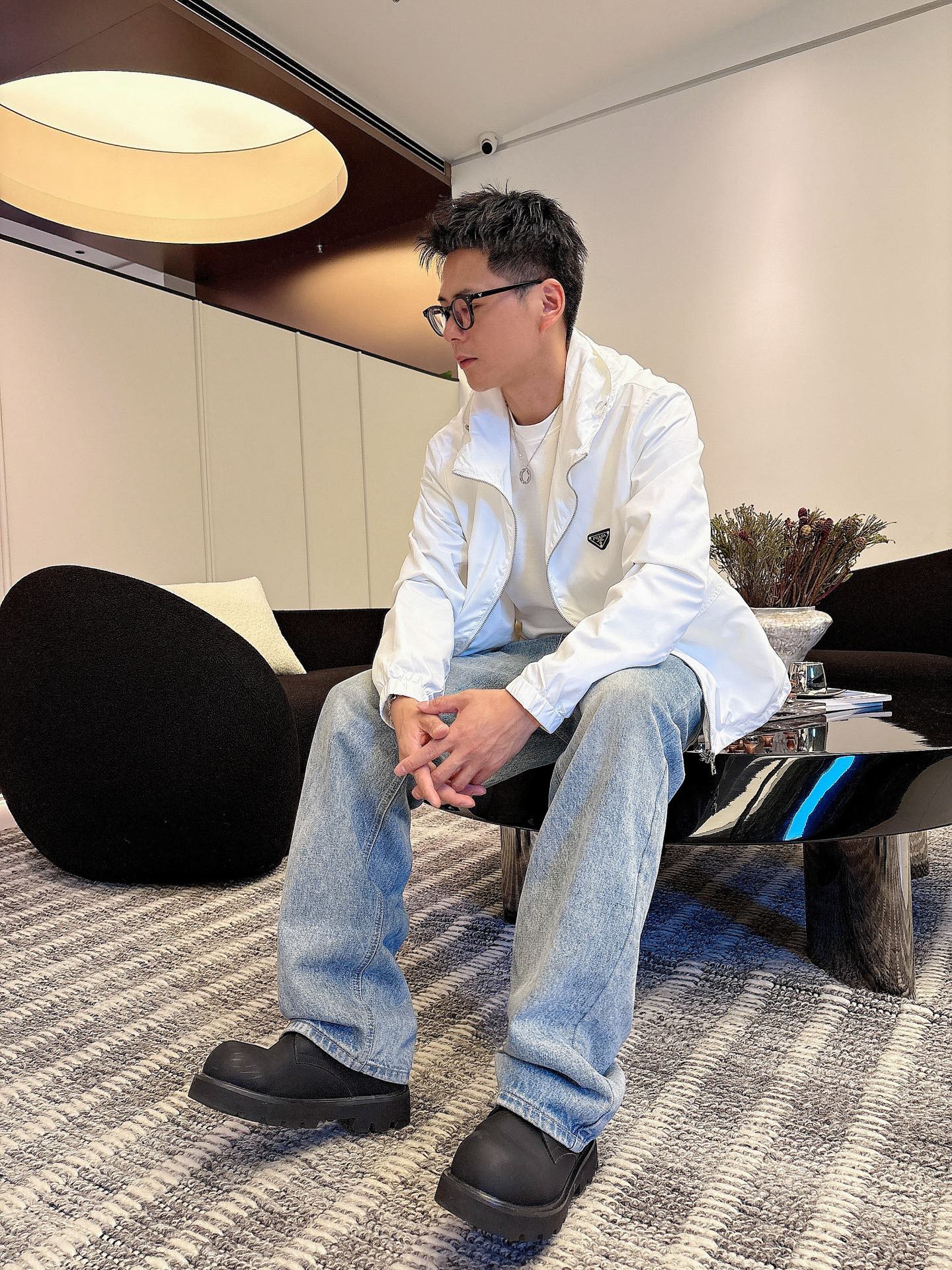 NO:513181,Prada 2025 autumn new jacket jacket, the new product on the show is perfect, comfortable and warm, the three standards are complete in color and full and attractive, and the very outstanding design easily advances the sense of fashion. The workmanship is extremely exquisite and rigorous, and the wiring is neat and meticulous!  A masterpiece of a big-name designer!  The upper body doesn't look bloated and super handsome!  Spot code M ~ XXXL,,prada,jackets & coats,jackets & coats,alexander wang19860909普拉达 2025秋季新款夹克外套,秀场新品品相非常完美,舒适保暖,三标齐全色泽饱满诱人,非常出彩的设计,轻松将时髦感进阶,做工极为考究严谨,走线工整细致！大牌设计师巨作！上身不显臃肿、超级帅气！现货码数M ～ XXXL,,prada,jackets & coats,jackets & coats,alexander wang,Men's clothing