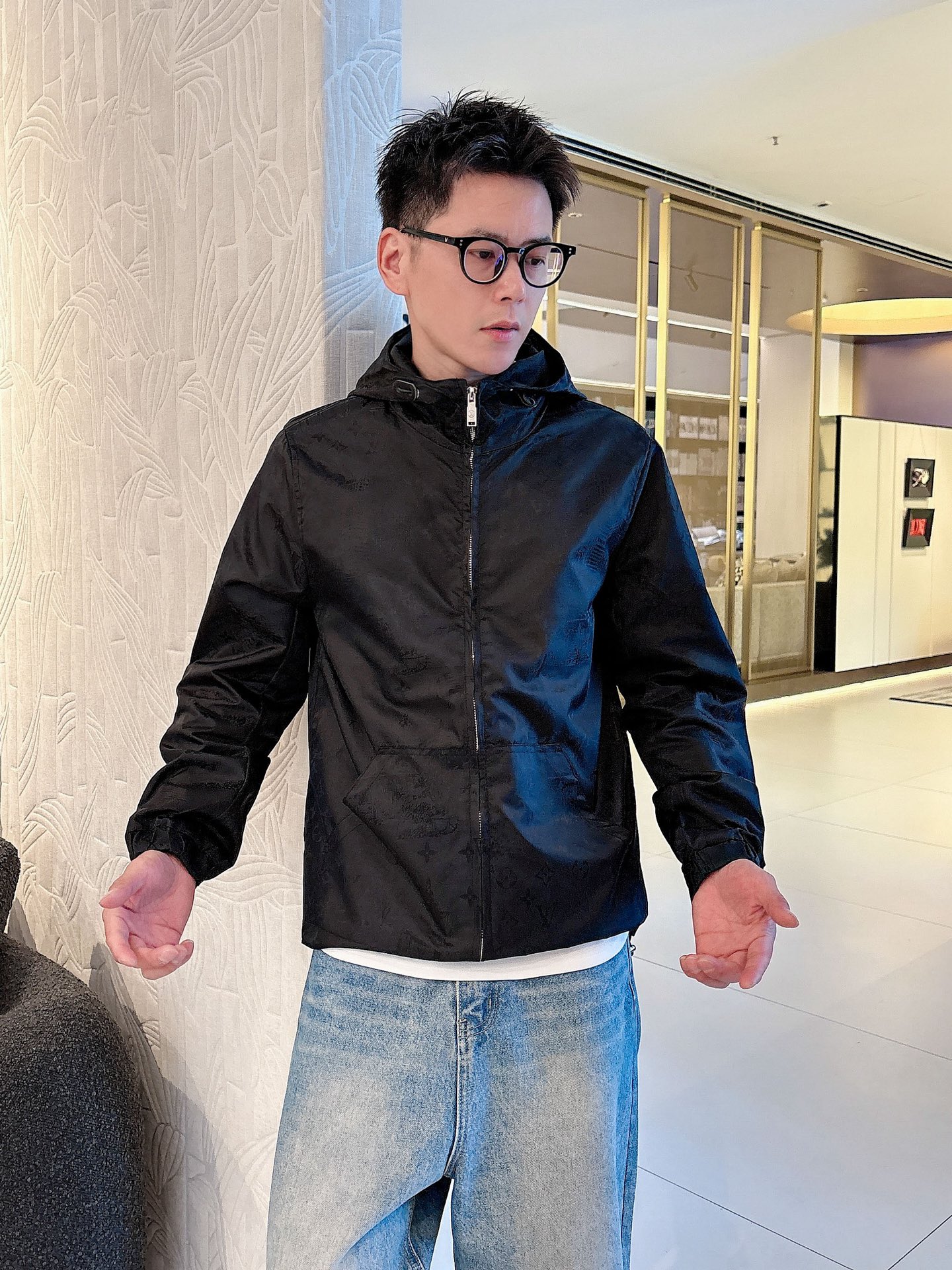 NO:513182,LV 2025 autumn new jacket jacket, the new product on the show is perfect, comfortable and warm, the three standards are complete in color and full and attractive, and the very outstanding design easily advances the sense of fashion, the workmanship is extremely exquisite and rigorous, and the wiring is neat and meticulous!  A masterpiece of a big-name designer!  The upper body doesn't look bloated and super handsome!  Spot code M ~ XXXL,,louis vuitton,jackets & coats,jackets & coats,alexander wang19860909LV 2025秋季新款夹克外套,秀场新品品相非常完美,舒适保暖,三标齐全色泽饱满诱人,非常出彩的设计,轻松将时髦感进阶,做工极为考究严谨,走线工整细致！大牌设计师巨作！上身不显臃肿、超级帅气！现货码数M ～ XXXL,,louis vuitton,jackets & coats,jackets & coats,alexander wang,Men's clothing