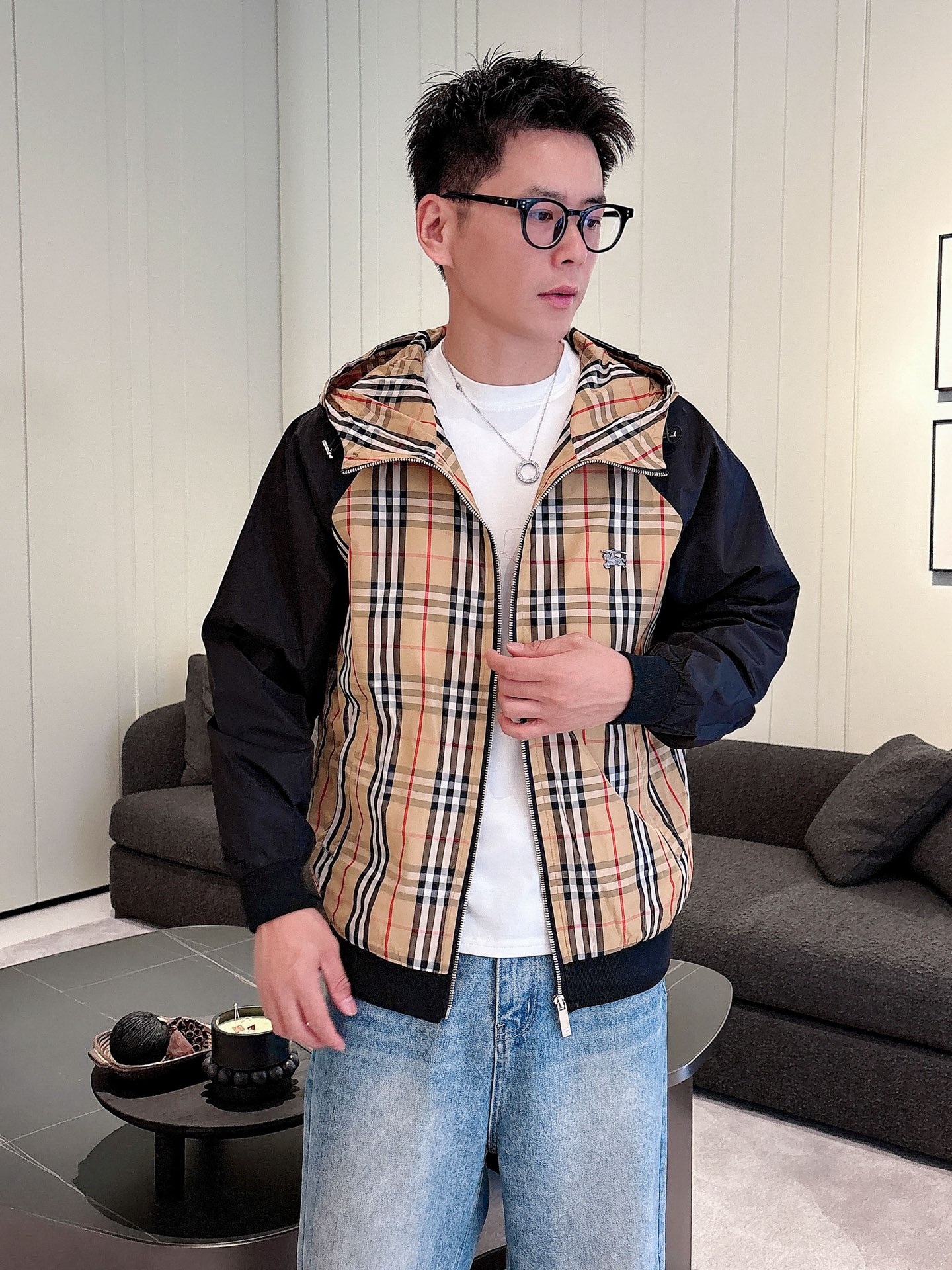 NO:513183,Burberry's 2025 autumn new jacket jacket, the new product on the show is perfect, comfortable and warm, the three-standard complete colors and full and attractive, and the very outstanding design easily advances the sense of fashion, the workmanship is extremely exquisite and rigorous, and the wiring is neat and meticulous!  A masterpiece of a big-name designer!  The upper body doesn't look bloated and super handsome!  Spot code M ~ XXXL,,burberry,jackets & coats,jackets & coats,alexander wang19860909巴宝莉 2025秋季新款夹克外套,秀场新品品相非常完美,舒适保暖,三标齐全色泽饱满诱人,非常出彩的设计,轻松将时髦感进阶,做工极为考究严谨,走线工整细致！大牌设计师巨作！上身不显臃肿、超级帅气！现货码数M ～ XXXL,,burberry,jackets & coats,jackets & coats,alexander wang,Men's clothing