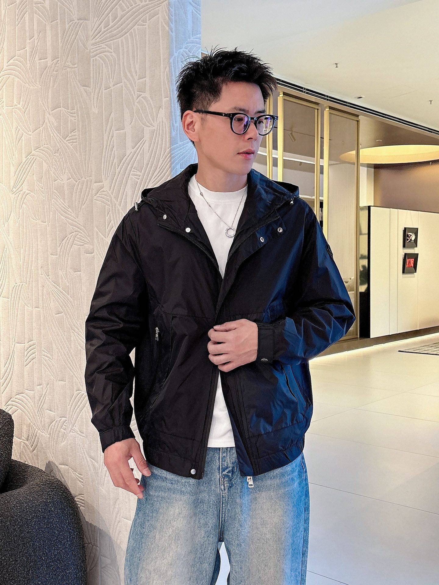 NO:513184,The new 2025 autumn jacket, the new product on the show is perfect, comfortable and warm, the three-standard complete colors and full and attractive, and the very outstanding design easily advances the sense of fashion. The workmanship is extremely exquisite and rigorous, and the wiring is neat and meticulous!  A masterpiece of a big-name designer!  The upper body doesn't look bloated and super handsome!  Spot code M ~ XXXL,,Moncler,jackets & coats,jackets & coats,alexander wang19860909蒙口 2025秋季新款夹克外套,秀场新品品相非常完美,舒适保暖,三标齐全色泽饱满诱人,非常出彩的设计,轻松将时髦感进阶,做工极为考究严谨,走线工整细致！大牌设计师巨作！上身不显臃肿、超级帅气！现货码数M ～ XXXL,,Moncler,jackets & coats,jackets & coats,alexander wang,Men's clothing