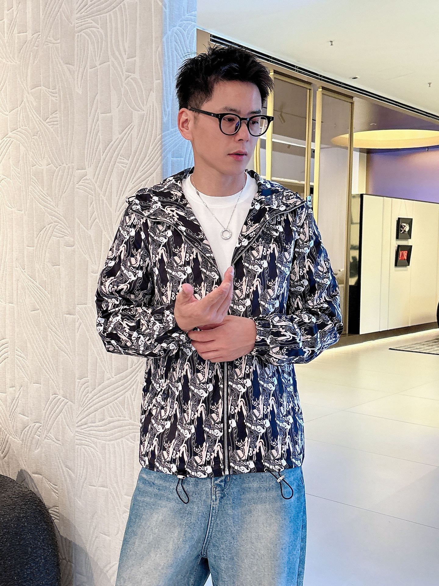 NO:513185,Burberry's 2025 autumn new jacket jacket, the new product on the show is perfect, comfortable and warm, the three-standard complete colors and full and attractive, and the very outstanding design easily advances the sense of fashion, the workmanship is extremely exquisite and rigorous, and the wiring is neat and meticulous!  A masterpiece of a big-name designer!  The upper body doesn't look bloated and super handsome!  Spot code M ~ XXXL,,burberry,jackets & coats,jackets & coats,alexander wang19860909巴宝莉 2025秋季新款夹克外套,秀场新品品相非常完美,舒适保暖,三标齐全色泽饱满诱人,非常出彩的设计,轻松将时髦感进阶,做工极为考究严谨,走线工整细致！大牌设计师巨作！上身不显臃肿、超级帅气！现货码数M ～ XXXL,,burberry,jackets & coats,jackets & coats,alexander wang,Men's clothing