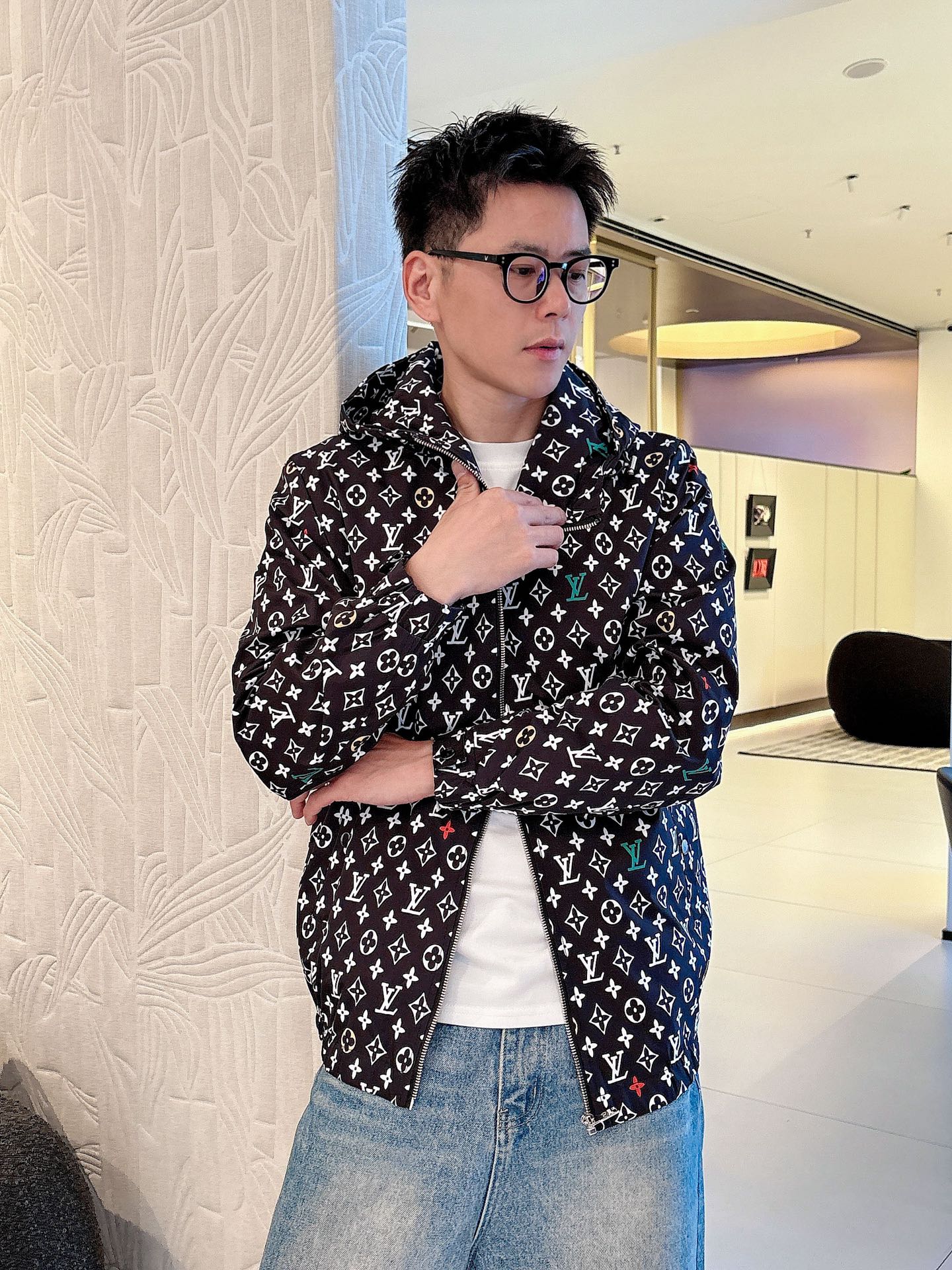 NO:513186,LV 2025 autumn new jacket jacket, the new product on the show is perfect, comfortable and warm, the three standards are complete in color and full and attractive, and the very outstanding design easily advances the sense of fashion, the workmanship is extremely exquisite and rigorous, and the wiring is neat and meticulous!  A masterpiece of a big-name designer!  The upper body doesn't look bloated and super handsome!  Spot code M ~ XXXL,,louis vuitton,jackets & coats,jackets & coats,alexander wang19860909LV 2025秋季新款夹克外套,秀场新品品相非常完美,舒适保暖,三标齐全色泽饱满诱人,非常出彩的设计,轻松将时髦感进阶,做工极为考究严谨,走线工整细致！大牌设计师巨作！上身不显臃肿、超级帅气！现货码数M ～ XXXL,,louis vuitton,jackets & coats,jackets & coats,alexander wang,Men's clothing