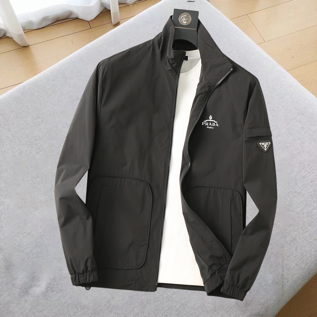 NO:544966,Prada's new jacket jacket in early autumn 2025, the new product on the show is perfect, comfortable and warm, the three standards are complete in color and full and attractive, and the very outstanding design easily advances the sense of fashion. The workmanship is extremely exquisite and rigorous, and the wiring is neat and meticulous!  A masterpiece of a big-name designer!  The upper body doesn't look bloated and super handsome!  Spot code M ~ XXXL,,prada,jackets & coats,jackets & coats,alexander wang19860909普拉达 2025初秋新款夹克外套,秀场新品品相非常完美,舒适保暖,三标齐全色泽饱满诱人,非常出彩的设计,轻松将时髦感进阶,做工极为考究严谨,走线工整细致！大牌设计师巨作！上身不显臃肿、超级帅气！现货码数M ～ XXXL,,prada,jackets & coats,jackets & coats,alexander wang,Men's clothing