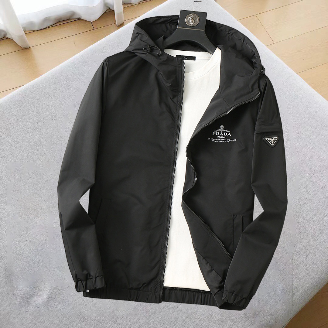 NO:545049,Prada's new jacket jacket in early autumn 2025, the new product on the show is perfect, comfortable and warm, the three standards are complete in color and full and attractive, and the very outstanding design easily advances the sense of fashion. The workmanship is extremely exquisite and rigorous, and the wiring is neat and meticulous!  A masterpiece of a big-name designer!  The upper body doesn't look bloated and super handsome!  Spot code M ~ XXXL,,prada,jackets & coats,jackets & coats,alexander wang19860909普拉达 2025初秋新款夹克外套,秀场新品品相非常完美,舒适保暖,三标齐全色泽饱满诱人,非常出彩的设计,轻松将时髦感进阶,做工极为考究严谨,走线工整细致！大牌设计师巨作！上身不显臃肿、超级帅气！现货码数M ～ XXXL,,prada,jackets & coats,jackets & coats,alexander wang,Men's clothing