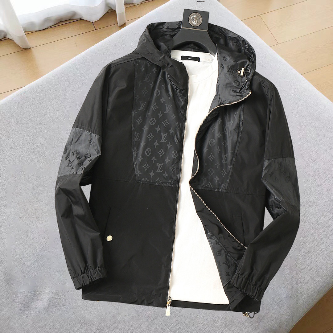 NO:545057,LV reversible, 2025 early autumn new jacket, the new product on the show is in perfect condition, comfortable and warm, complete with three labels, full and attractive colors, very outstanding design, easily upgrades the fashion sense, extremely elegant and rigorous workmanship, neat and meticulous wiring!  A masterpiece from a famous designer!  The upper body does not look bloated and is super handsome!  Available sizes M ~ XXXL,,louis vuitton,jackets & coats,jackets & coats,alexander wang19860909LV 双面穿,2025初秋新款夹克外套,秀场新品品相非常完美,舒适保暖,三标齐全色泽饱满诱人,非常出彩的设计,轻松将时髦感进阶,做工极为考究严谨,走线工整细致！大牌设计师巨作！上身不显臃肿、超级帅气！现货码数M ～ XXXL,,louis vuitton,jackets & coats,jackets & coats,alexander wang,Men's clothing