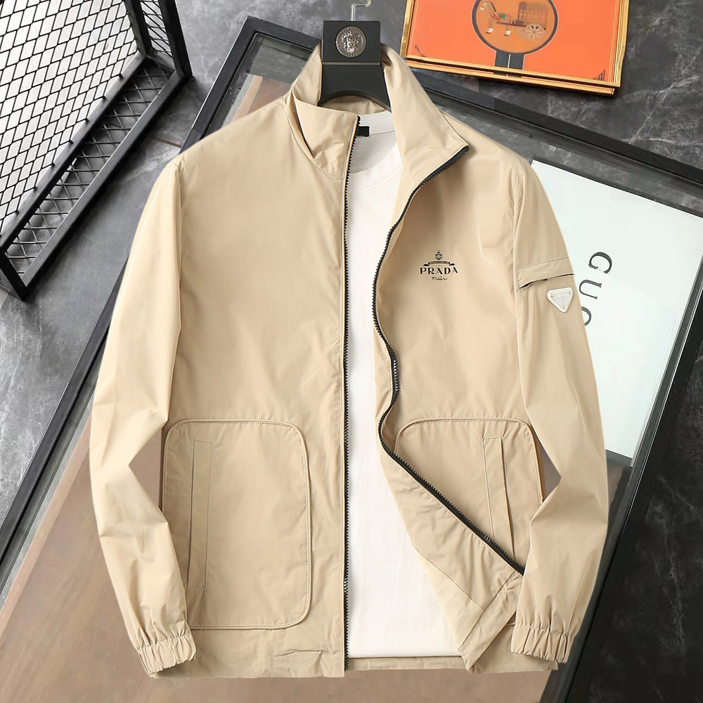 NO:737104,Prada's 2026 spring new jacket, the new product on the show is in perfect condition, comfortable and warm, complete with three colors, full and attractive colors, very outstanding design, easily upgrades the fashion sense, extremely elegant and rigorous workmanship, neat and meticulous wiring!  A masterpiece from a famous designer!  The upper body does not look bloated and is super handsome!  Available sizes M ~ XXXL,,prada,jackets & coats,jackets & coats,19860909普拉达 2026开春新款夹克外套,秀场新品品相非常完美,舒适保暖,三标齐全色泽饱满诱人,非常出彩的设计,轻松将时髦感进阶,做工极为考究严谨,走线工整细致！大牌设计师巨作！上身不显臃肿、超级帅气！现货码数M ～ XXXL,,prada,jackets & coats,jackets & coats,,Men's clothing