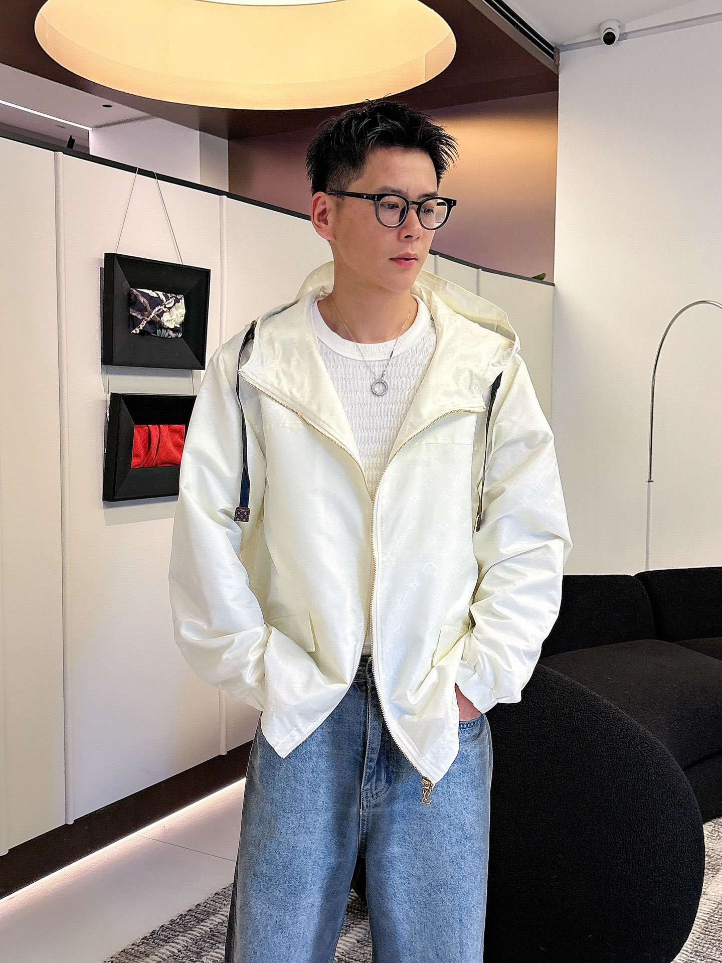 NO:526256,LV 2025 autumn new jacket jacket, the new product on the show is perfect, comfortable and warm, the three standards are complete in color and full and attractive, and the very outstanding design easily advances the sense of fashion, the workmanship is extremely exquisite and rigorous, and the wiring is neat and meticulous!  A masterpiece of a big-name designer!  The upper body doesn't look bloated and super handsome!  Spot code M ~ XXXL,,louis vuitton,jackets & coats,jackets & coats,alexander wang19860909LV 2025秋季新款夹克外套,秀场新品品相非常完美,舒适保暖,三标齐全色泽饱满诱人,非常出彩的设计,轻松将时髦感进阶,做工极为考究严谨,走线工整细致！大牌设计师巨作！上身不显臃肿、超级帅气！现货码数M ～ XXXL,,louis vuitton,jackets & coats,jackets & coats,alexander wang,Men's clothing