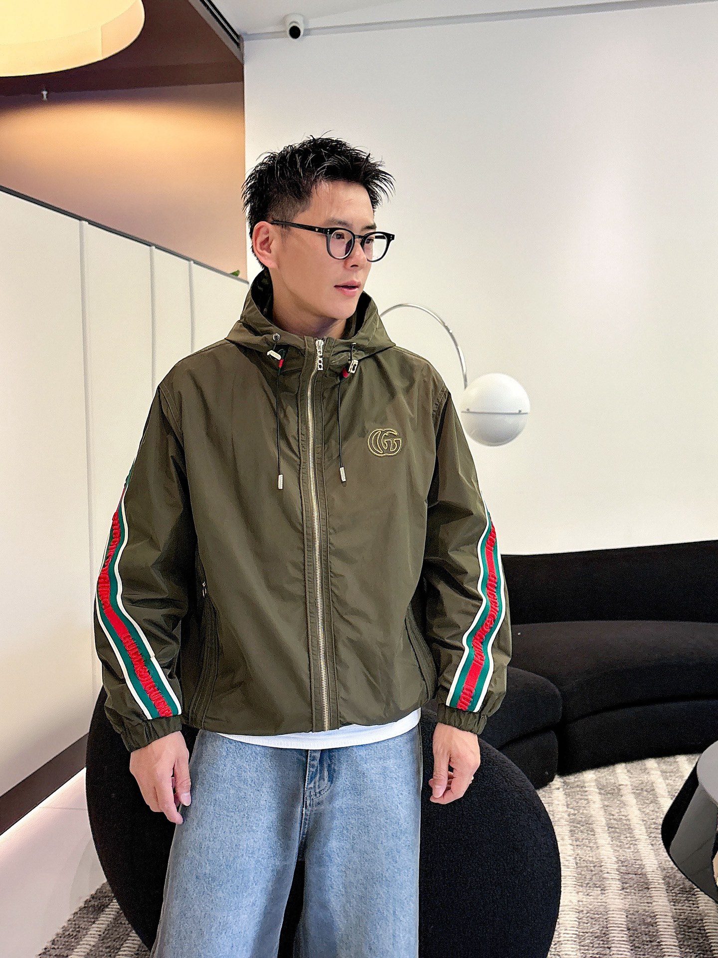 NO:526259,Guqi 2025 autumn new jacket jacket, the new product on the show is perfect, comfortable and warm, the three standards are complete in color and full and attractive, and the very outstanding design easily advances the sense of fashion, the workmanship is extremely exquisite and rigorous, and the wiring is neat and meticulous!  A masterpiece of a big-name designer!  The upper body doesn't look bloated and super handsome!  Spot code M ~ XXXL,,jackets & coats,jackets & coats,alexander wang19860909古奇 2025秋季新款夹克外套,秀场新品品相非常完美,舒适保暖,三标齐全色泽饱满诱人,非常出彩的设计,轻松将时髦感进阶,做工极为考究严谨,走线工整细致！大牌设计师巨作！上身不显臃肿、超级帅气！现货码数M ～ XXXL,,jackets & coats,jackets & coats,alexander wang,Men's clothing
