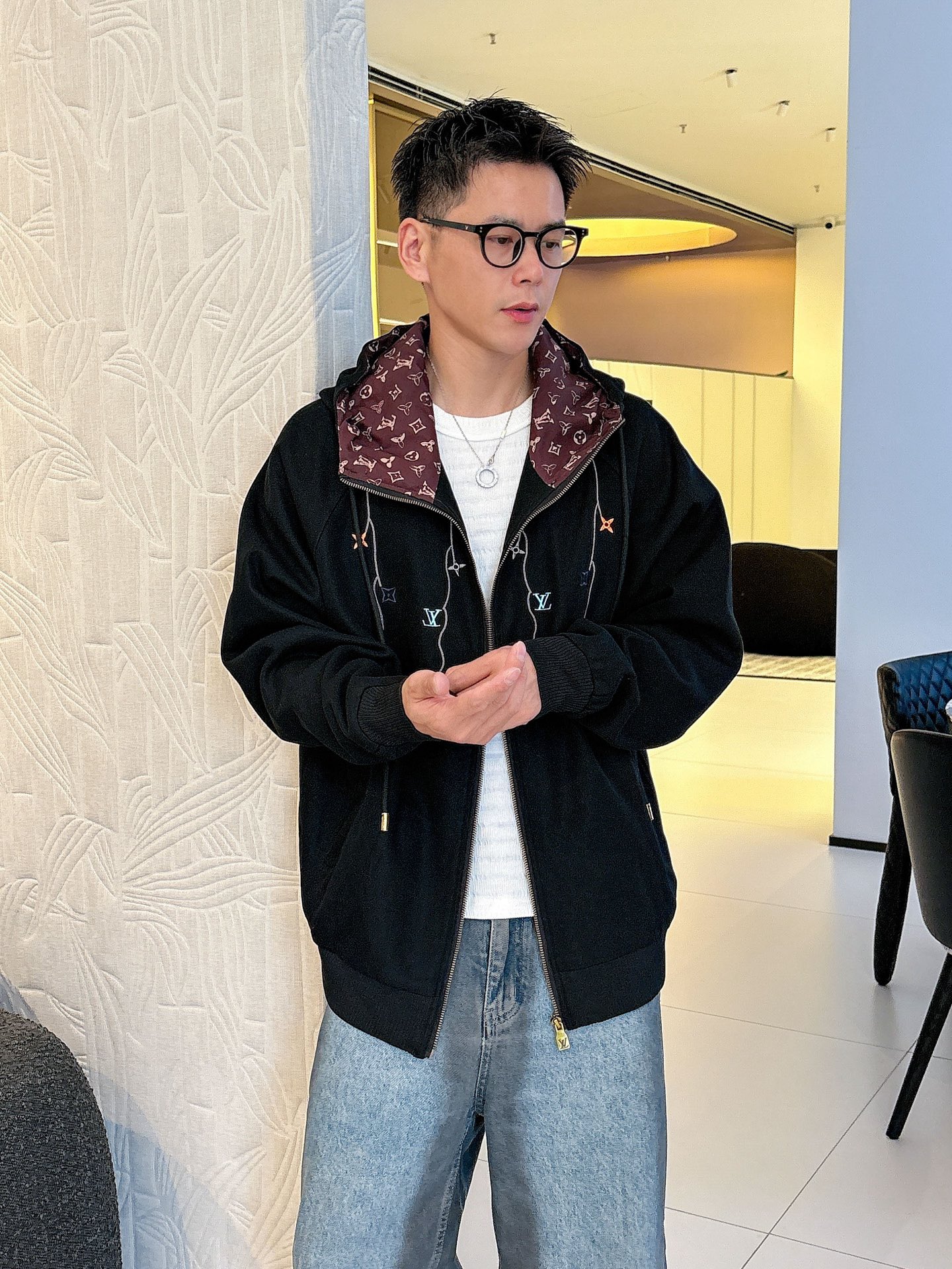 NO:526243,LV 2025 autumn new jacket jacket, the new product on the show is perfect, comfortable and warm, the three standards are complete in color and full and attractive, and the very outstanding design easily advances the sense of fashion, the workmanship is extremely exquisite and rigorous, and the wiring is neat and meticulous!  A masterpiece of a big-name designer!  The upper body doesn't look bloated and super handsome!  Spot code M ~ XXXL,,louis vuitton,jackets & coats,jackets & coats,alexander wang19860909LV 2025秋季新款夹克外套,秀场新品品相非常完美,舒适保暖,三标齐全色泽饱满诱人,非常出彩的设计,轻松将时髦感进阶,做工极为考究严谨,走线工整细致！大牌设计师巨作！上身不显臃肿、超级帅气！现货码数M ～ XXXL,,louis vuitton,jackets & coats,jackets & coats,alexander wang,Men's clothing