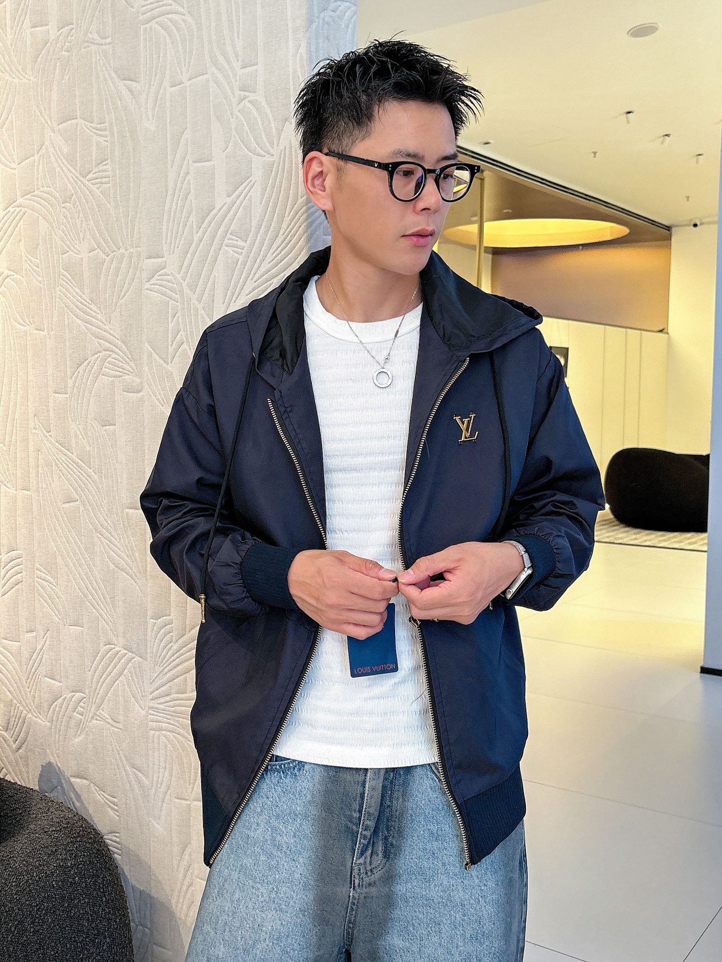 NO:526262,LV 2025 autumn new jacket jacket, the new product on the show is perfect, comfortable and warm, the three standards are complete in color and full and attractive, and the very outstanding design easily advances the sense of fashion, the workmanship is extremely exquisite and rigorous, and the wiring is neat and meticulous!  A masterpiece of a big-name designer!  The upper body doesn't look bloated and super handsome!  Spot code M ~ XXXL,,louis vuitton,jackets & coats,jackets & coats,alexander wang19860909LV 2025秋季新款夹克外套,秀场新品品相非常完美,舒适保暖,三标齐全色泽饱满诱人,非常出彩的设计,轻松将时髦感进阶,做工极为考究严谨,走线工整细致！大牌设计师巨作！上身不显臃肿、超级帅气！现货码数M ～ XXXL,,louis vuitton,jackets & coats,jackets & coats,alexander wang,Men's clothing