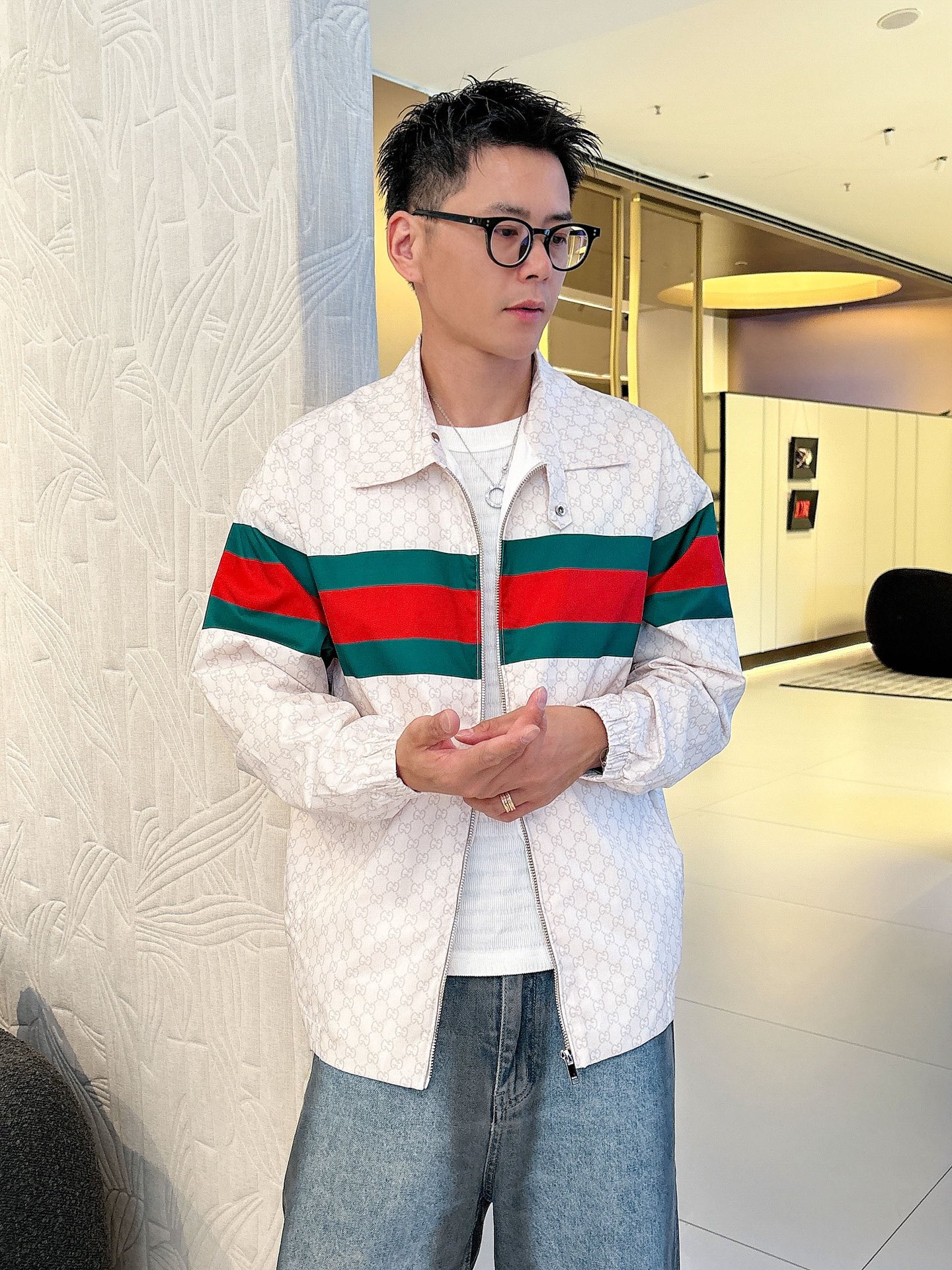NO:526265,Guqi 2025 autumn new jacket jacket, the new product on the show is perfect, comfortable and warm, the three standards are complete in color and full and attractive, and the very outstanding design easily advances the sense of fashion, the workmanship is extremely exquisite and rigorous, and the wiring is neat and meticulous!  A masterpiece of a big-name designer!  The upper body doesn't look bloated and super handsome!  Spot code M ~ XXXL,,jackets & coats,jackets & coats,alexander wang19860909古奇 2025秋季新款夹克外套,秀场新品品相非常完美,舒适保暖,三标齐全色泽饱满诱人,非常出彩的设计,轻松将时髦感进阶,做工极为考究严谨,走线工整细致！大牌设计师巨作！上身不显臃肿、超级帅气！现货码数M ～ XXXL,,jackets & coats,jackets & coats,alexander wang,Men's clothing