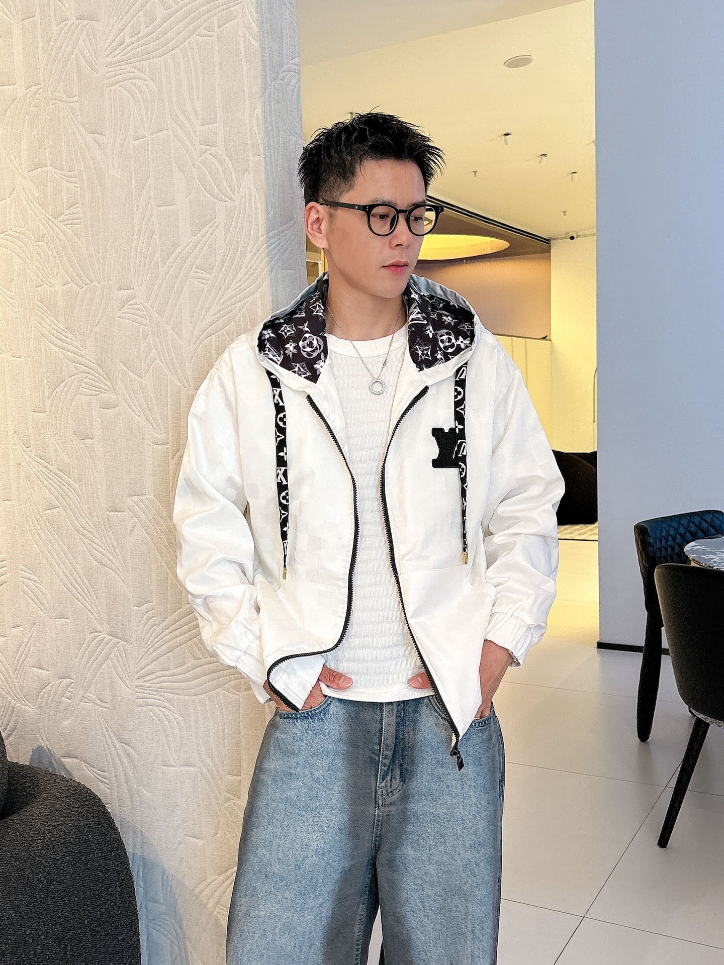 NO:595933,LV 2025 new autumn jacket, the new product on the show is in perfect condition, comfortable and warm, complete with three labels, full and attractive colors, very outstanding design, easily upgrades the fashion sense, extremely sophisticated and rigorous workmanship, neat and meticulous wiring!  A masterpiece from a famous designer!  The upper body does not look bloated and is super handsome!  Available sizes M ~ XXXL,,louis vuitton,jackets & coats,jackets & coats,alexander wang19860909LV 2025秋季新款夹克外套,秀场新品品相非常完美,舒适保暖,三标齐全色泽饱满诱人,非常出彩的设计,轻松将时髦感进阶,做工极为考究严谨,走线工整细致！大牌设计师巨作！上身不显臃肿、超级帅气！现货码数M ～ XXXL,,louis vuitton,jackets & coats,jackets & coats,alexander wang,Men's clothing