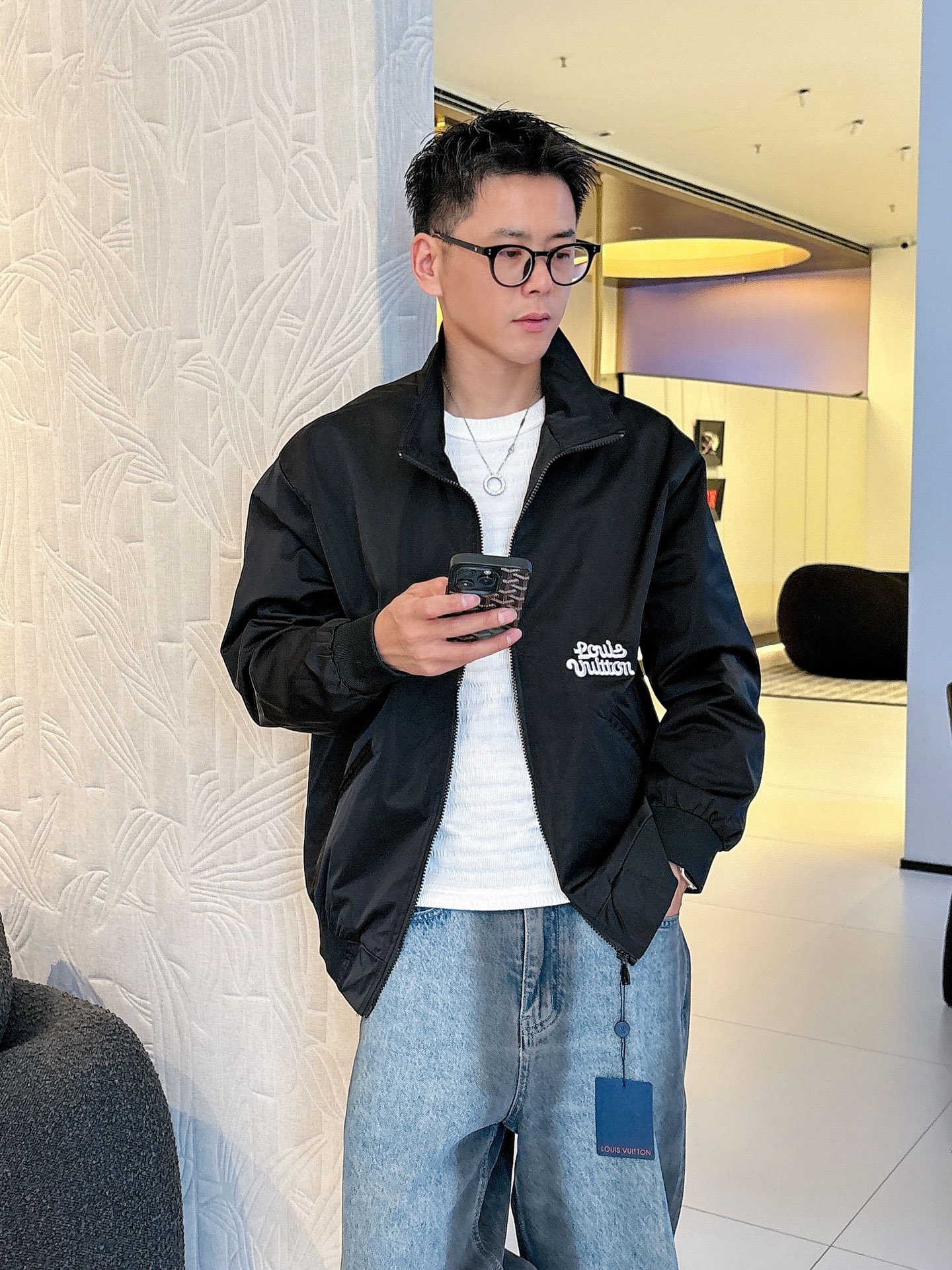 NO:711947,Supports exchange after the year, LV 2026 spring new jacket, the new product on the show is in perfect condition, comfortable and warm, complete with three labels, full and attractive color, very outstanding design, easily upgrades the fashion sense, extremely elegant and rigorous workmanship, neat and meticulous wiring!  A masterpiece from a famous designer!  The upper body does not look bloated and is super handsome!  Available size M ~ XXXL,,louis vuitton,jackets & coats,jackets & coats,19860909支持年后退换, LV 2026开春新款夹克外套,秀场新品品相非常完美,舒适保暖,三标齐全色泽饱满诱人,非常出彩的设计,轻松将时髦感进阶,做工极为考究严谨,走线工整细致！大牌设计师巨作！上身不显臃肿、超级帅气！现货码数M ～ XXXL,,louis vuitton,jackets & coats,jackets & coats,,Men's clothing