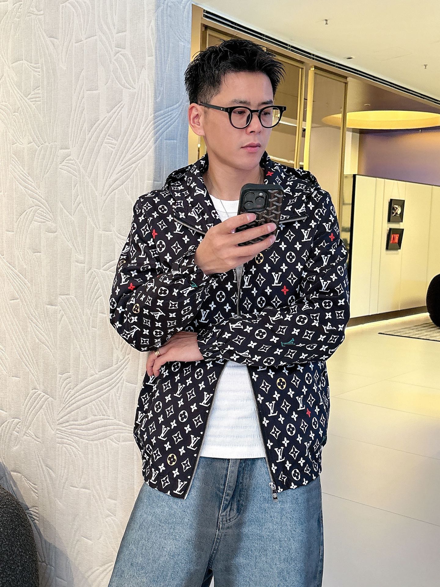 NO:526268,LV 2025 autumn new jacket jacket, the new product on the show is perfect, comfortable and warm, the three standards are complete in color and full and attractive, and the very outstanding design easily advances the sense of fashion, the workmanship is extremely exquisite and rigorous, and the wiring is neat and meticulous!  A masterpiece of a big-name designer!  The upper body doesn't look bloated and super handsome!  Spot code M ~ XXXL,,louis vuitton,jackets & coats,jackets & coats,alexander wang19860909LV 2025秋季新款夹克外套,秀场新品品相非常完美,舒适保暖,三标齐全色泽饱满诱人,非常出彩的设计,轻松将时髦感进阶,做工极为考究严谨,走线工整细致！大牌设计师巨作！上身不显臃肿、超级帅气！现货码数M ～ XXXL,,louis vuitton,jackets & coats,jackets & coats,alexander wang,Men's clothing