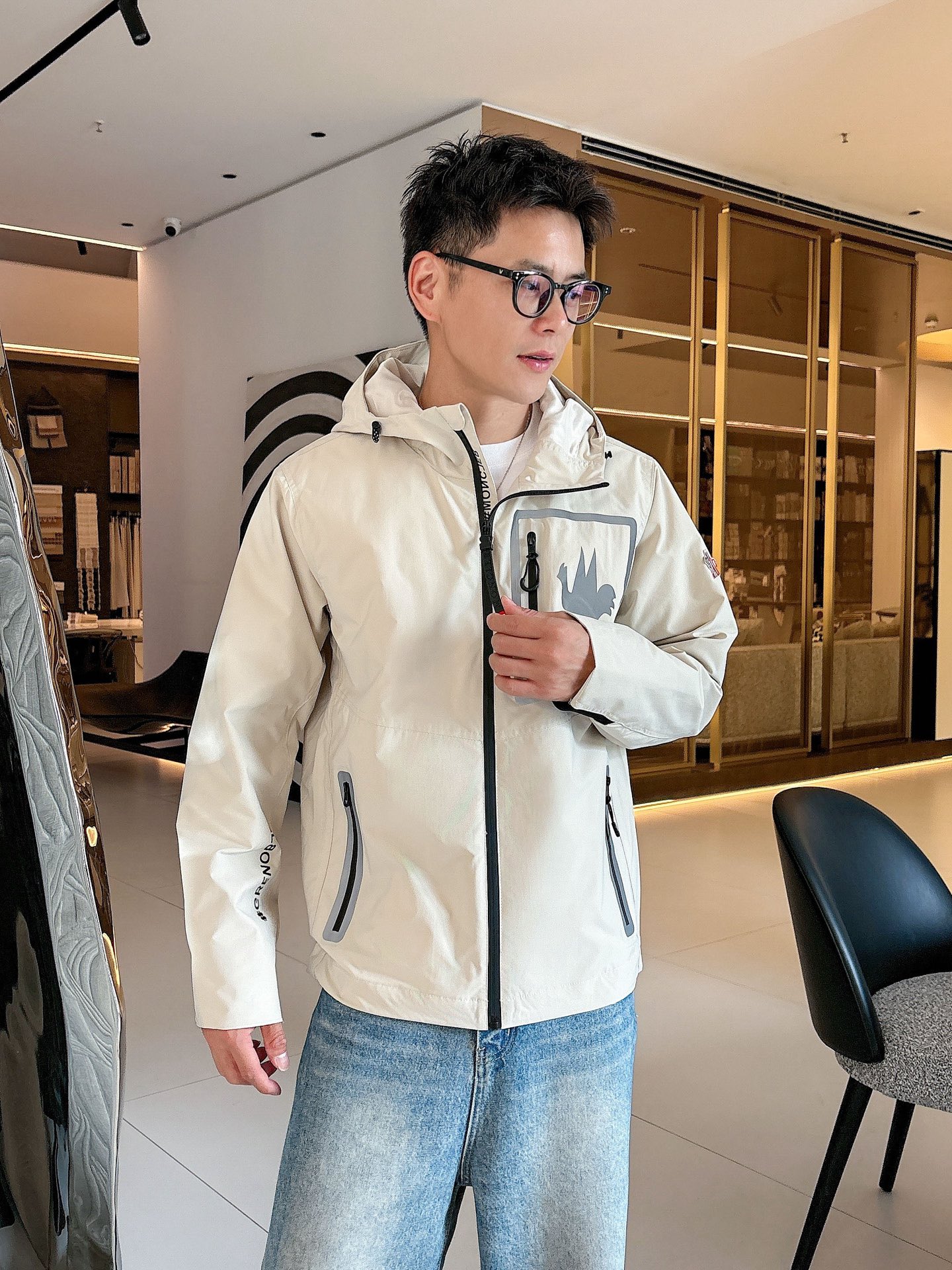 NO:526271,The new 2025 autumn jacket, the new product on the show is perfect, comfortable and warm, the three-standard complete colors and full and attractive, and the very outstanding design easily advances the sense of fashion. The workmanship is extremely exquisite and rigorous, and the wiring is neat and meticulous!  A masterpiece of a big-name designer!  The upper body doesn't look bloated and super handsome!  Spot code M ~ XXXL,,Moncler,jackets & coats,jackets & coats,alexander wang19860909蒙口 2025秋季新款夹克外套,秀场新品品相非常完美,舒适保暖,三标齐全色泽饱满诱人,非常出彩的设计,轻松将时髦感进阶,做工极为考究严谨,走线工整细致！大牌设计师巨作！上身不显臃肿、超级帅气！现货码数M ～ XXXL,,Moncler,jackets & coats,jackets & coats,alexander wang,Men's clothing