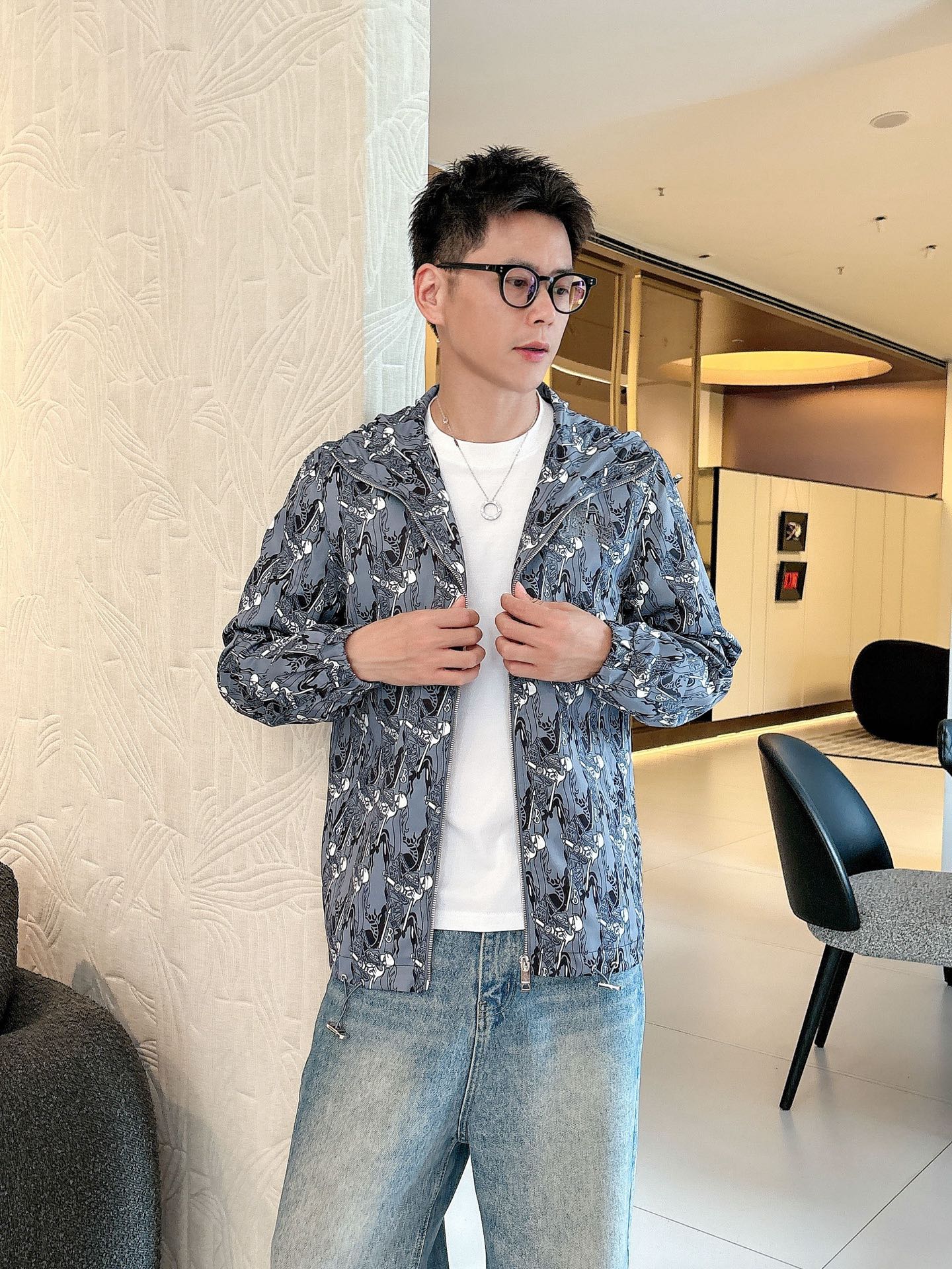 NO:526248,Burberry's 2025 autumn new jacket jacket, the new product on the show is perfect, comfortable and warm, the three-standard complete colors and full and attractive, and the very outstanding design easily advances the sense of fashion, the workmanship is extremely exquisite and rigorous, and the wiring is neat and meticulous!  A masterpiece of a big-name designer!  The upper body doesn't look bloated and super handsome!  Spot code M ~ XXXL,,burberry,jackets & coats,jackets & coats,alexander wang19860909巴宝莉 2025秋季新款夹克外套,秀场新品品相非常完美,舒适保暖,三标齐全色泽饱满诱人,非常出彩的设计,轻松将时髦感进阶,做工极为考究严谨,走线工整细致！大牌设计师巨作！上身不显臃肿、超级帅气！现货码数M ～ XXXL,,burberry,jackets & coats,jackets & coats,alexander wang,Men's clothing