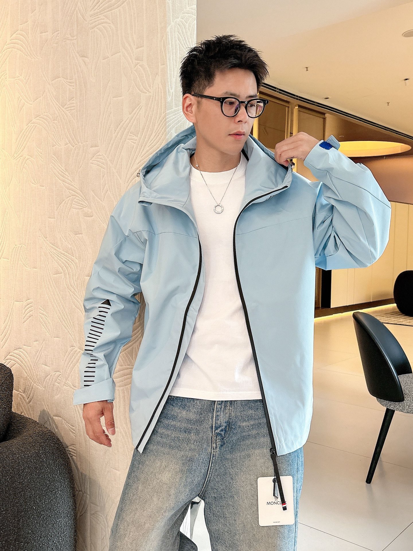 NO:526250,The new 2025 autumn jacket, the new product on the show is perfect, comfortable and warm, the three-standard complete colors and full and attractive, and the very outstanding design easily advances the sense of fashion. The workmanship is extremely exquisite and rigorous, and the wiring is neat and meticulous!  A masterpiece of a big-name designer!  The upper body doesn't look bloated and super handsome!  Spot code M ~ XXXL,,Moncler,jackets & coats,jackets & coats,alexander wang19860909蒙口 2025秋季新款夹克外套,秀场新品品相非常完美,舒适保暖,三标齐全色泽饱满诱人,非常出彩的设计,轻松将时髦感进阶,做工极为考究严谨,走线工整细致！大牌设计师巨作！上身不显臃肿、超级帅气！现货码数M ～ XXXL,,Moncler,jackets & coats,jackets & coats,alexander wang,Men's clothing