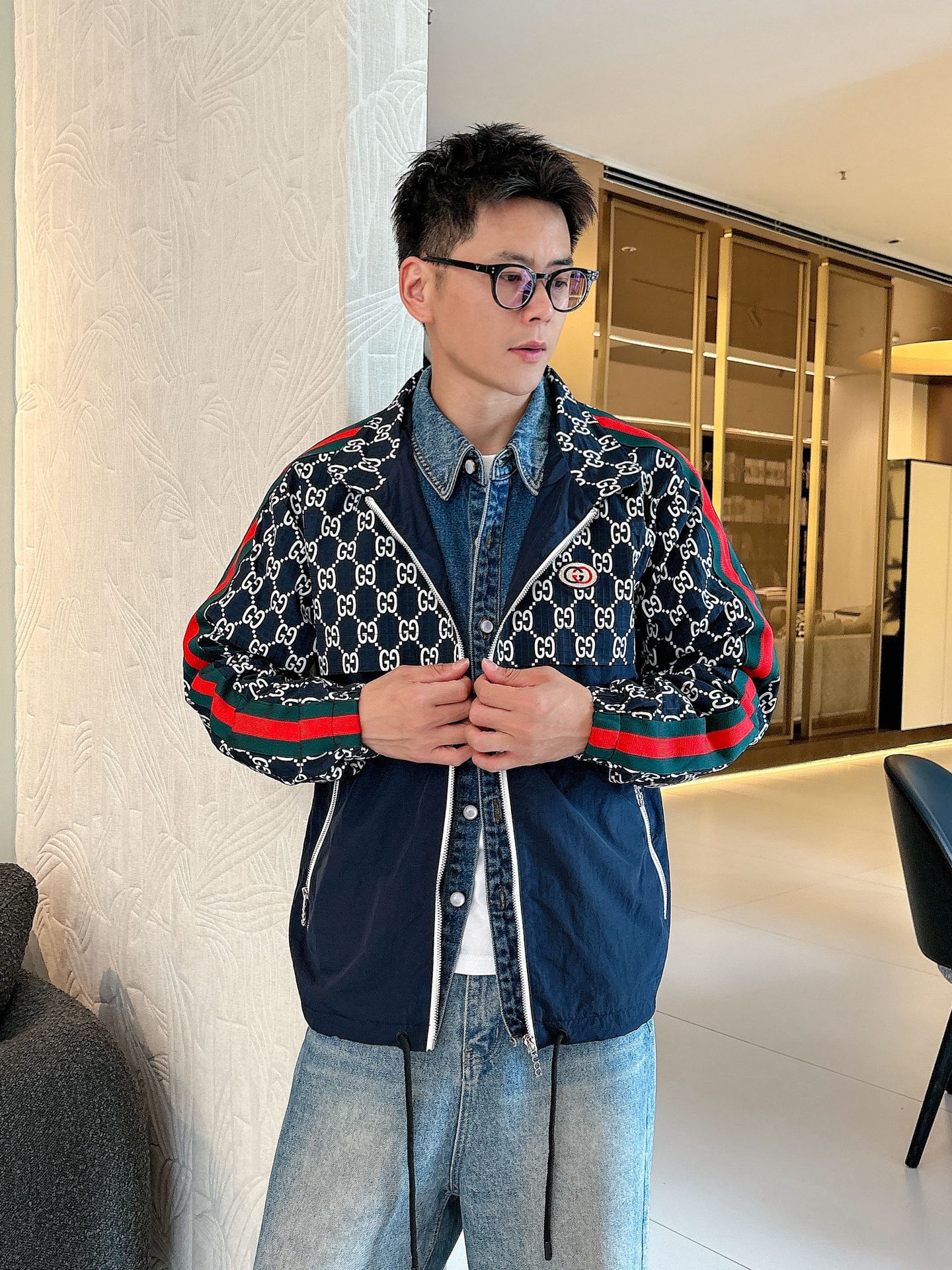 NO:526252,Guqi 2025 autumn new jacket jacket, the new product on the show is perfect, comfortable and warm, the three standards are complete in color and full and attractive, and the very outstanding design easily advances the sense of fashion, the workmanship is extremely exquisite and rigorous, and the wiring is neat and meticulous!  A masterpiece of a big-name designer!  The upper body doesn't look bloated and super handsome!  Spot code M ~ XXXL,,jackets & coats,jackets & coats,alexander wang19860909古奇 2025秋季新款夹克外套,秀场新品品相非常完美,舒适保暖,三标齐全色泽饱满诱人,非常出彩的设计,轻松将时髦感进阶,做工极为考究严谨,走线工整细致！大牌设计师巨作！上身不显臃肿、超级帅气！现货码数M ～ XXXL,,jackets & coats,jackets & coats,alexander wang,Men's clothing