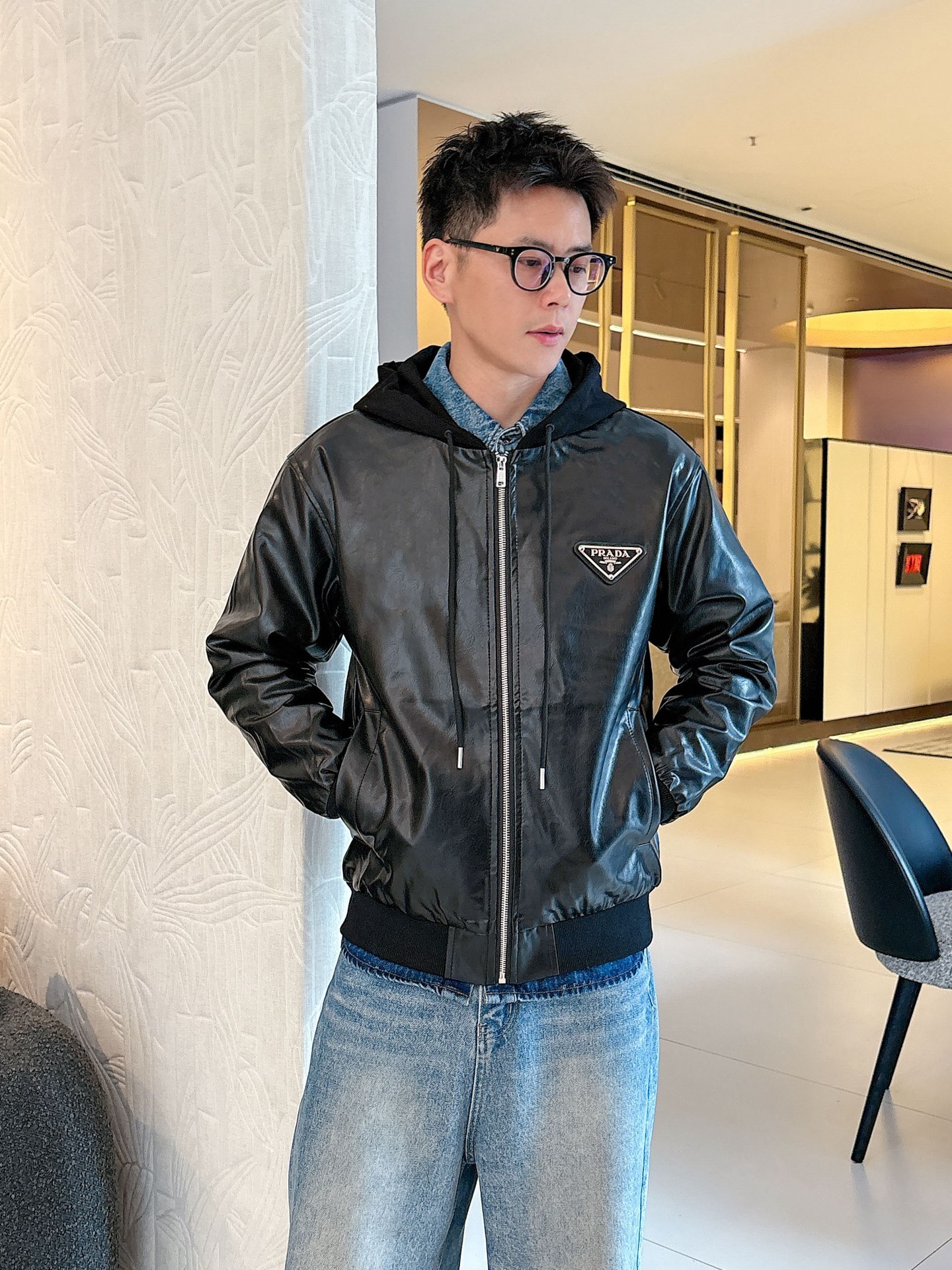 NO:711936,Supports exchange after the year, the same style as on Prada’s official website, will be released simultaneously!  2026 new spring men's leather jackets, high-end version with complete three-standard original order!  Custom-made fabrics at the counter are highly breathable and comfortable, with impeccable details and brand element design concepts, reflecting high quality. It feels delicate and soft!  It presents a casual cut and the upper body shape is awesome!  Sizes M～3XL can be worn up to 200 pounds, please state your height and weight when placing an order.,,prada,jackets & coats,jackets & coats,leather jacket,19860909支持年后退换, 普拉达 官网同款,同步发售！2026开春新款男士夹克皮衣外套,原单三标齐全高端版本！专柜定制面料 透气舒适度高,细节无可挑剔,品牌元素设计理念,体现高品质.手感细腻柔软！呈现休闲裁剪,上身版型超赞！码数M～3XL最大穿200斤,下单报身高体重.,,prada,jackets & coats,jackets & coats,leather jacket,,Men's clothing