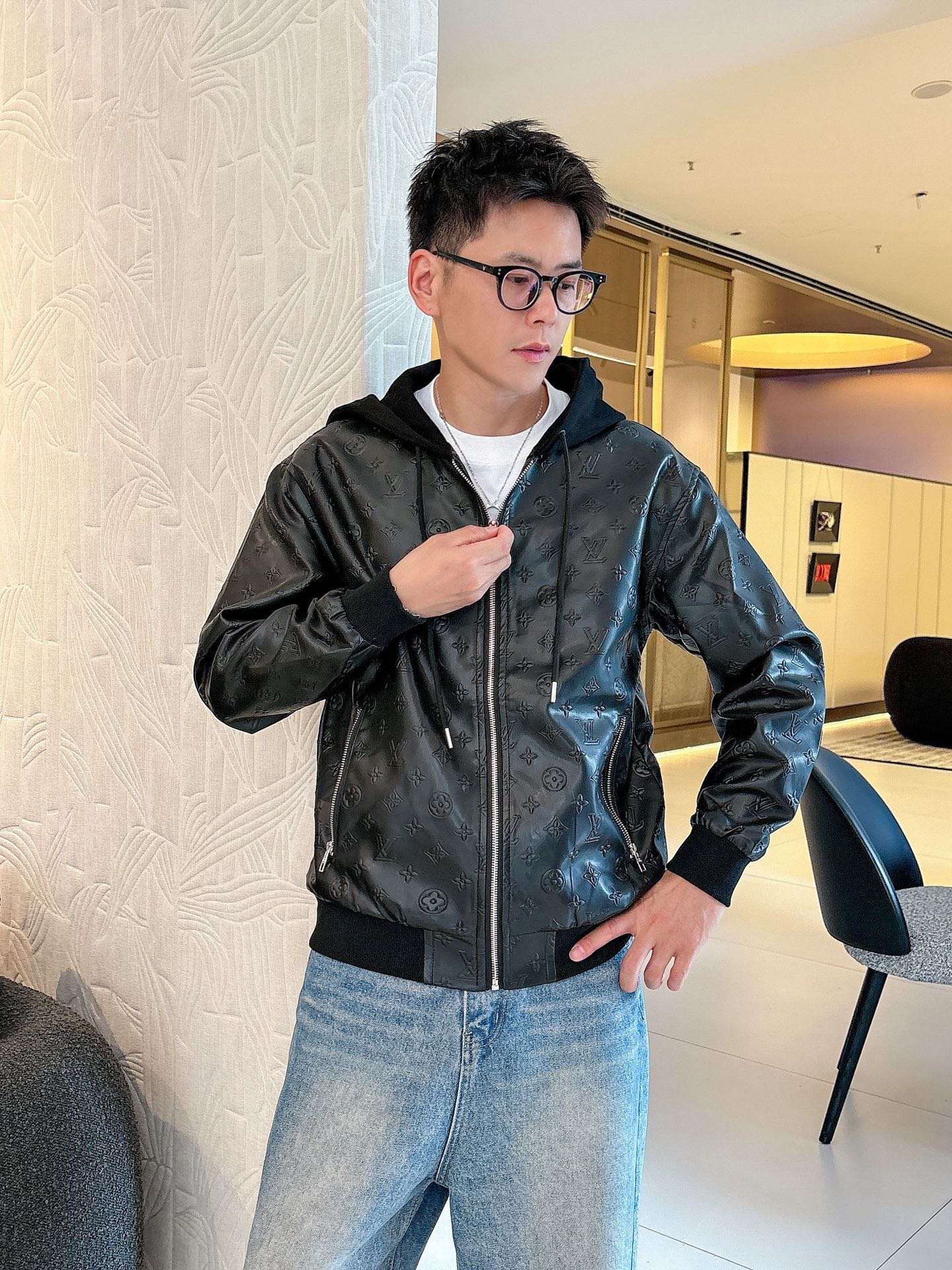 NO:711934,Supports exchange after the year, same style on LV official website, simultaneous sale!  2026 new spring men's leather jackets, high-end version with complete three-standard original order!  Custom-made fabrics at the counter are highly breathable and comfortable, with impeccable details and brand element design concepts, reflecting high quality. It feels delicate and soft!  It presents a casual cut and the upper body shape is awesome!  Size M～3XL, the maximum weight is 200 pounds, please state your height and weight when placing an order.,,louis vuitton,jackets & coats,jackets & coats,leather jacket,19860909支持年后退换, LV 官网同款,同步发售！2026开春新款男士夹克皮衣外套,原单三标齐全高端版本！专柜定制面料 透气舒适度高,细节无可挑剔,品牌元素设计理念,体现高品质.手感细腻柔软！呈现休闲裁剪,上身版型超赞！码数M～3XL最大穿200斤,下单报身高体重.,,louis vuitton,jackets & coats,jackets & coats,leather jacket,,Men's clothing