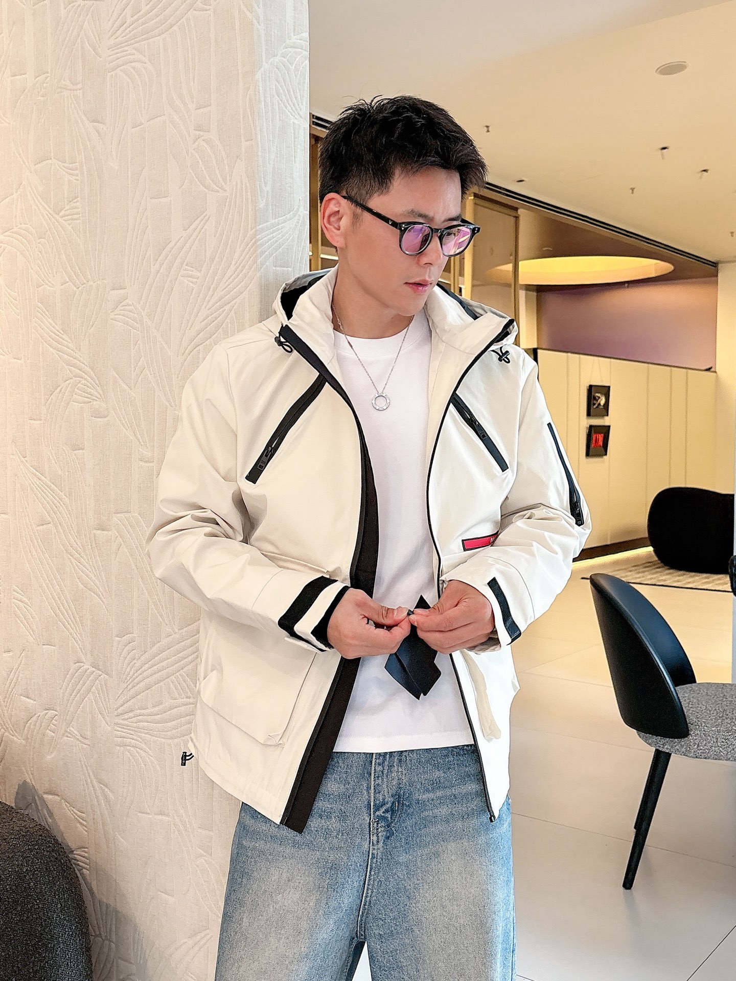 NO:526257,Prada 2025 autumn new jacket jacket, the new product on the show is perfect, comfortable and warm, the three standards are complete in color and full and attractive, and the very outstanding design easily advances the sense of fashion. The workmanship is extremely exquisite and rigorous, and the wiring is neat and meticulous!  A masterpiece of a big-name designer!  The upper body doesn't look bloated and super handsome!  Spot code M ~ XXXL,,prada,jackets & coats,jackets & coats,alexander wang19860909普拉达 2025秋季新款夹克外套,秀场新品品相非常完美,舒适保暖,三标齐全色泽饱满诱人,非常出彩的设计,轻松将时髦感进阶,做工极为考究严谨,走线工整细致！大牌设计师巨作！上身不显臃肿、超级帅气！现货码数M ～ XXXL,,prada,jackets & coats,jackets & coats,alexander wang,Men's clothing