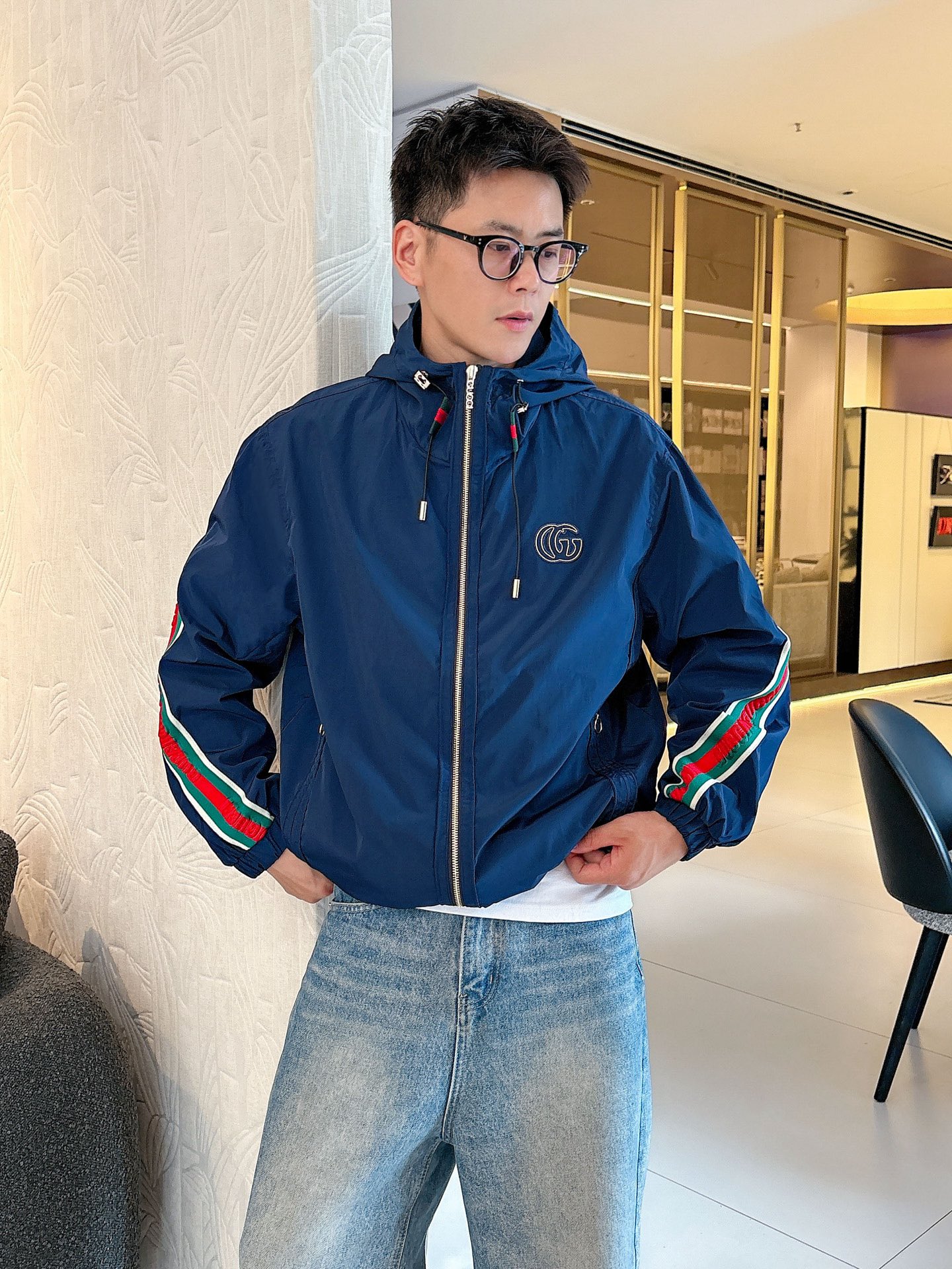 NO:526260,Guqi 2025 autumn new jacket jacket, the new product on the show is perfect, comfortable and warm, the three standards are complete in color and full and attractive, and the very outstanding design easily advances the sense of fashion, the workmanship is extremely exquisite and rigorous, and the wiring is neat and meticulous!  A masterpiece of a big-name designer!  The upper body doesn't look bloated and super handsome!  Spot code M ~ XXXL,,jackets & coats,jackets & coats,alexander wang19860909古奇 2025秋季新款夹克外套,秀场新品品相非常完美,舒适保暖,三标齐全色泽饱满诱人,非常出彩的设计,轻松将时髦感进阶,做工极为考究严谨,走线工整细致！大牌设计师巨作！上身不显臃肿、超级帅气！现货码数M ～ XXXL,,jackets & coats,jackets & coats,alexander wang,Men's clothing