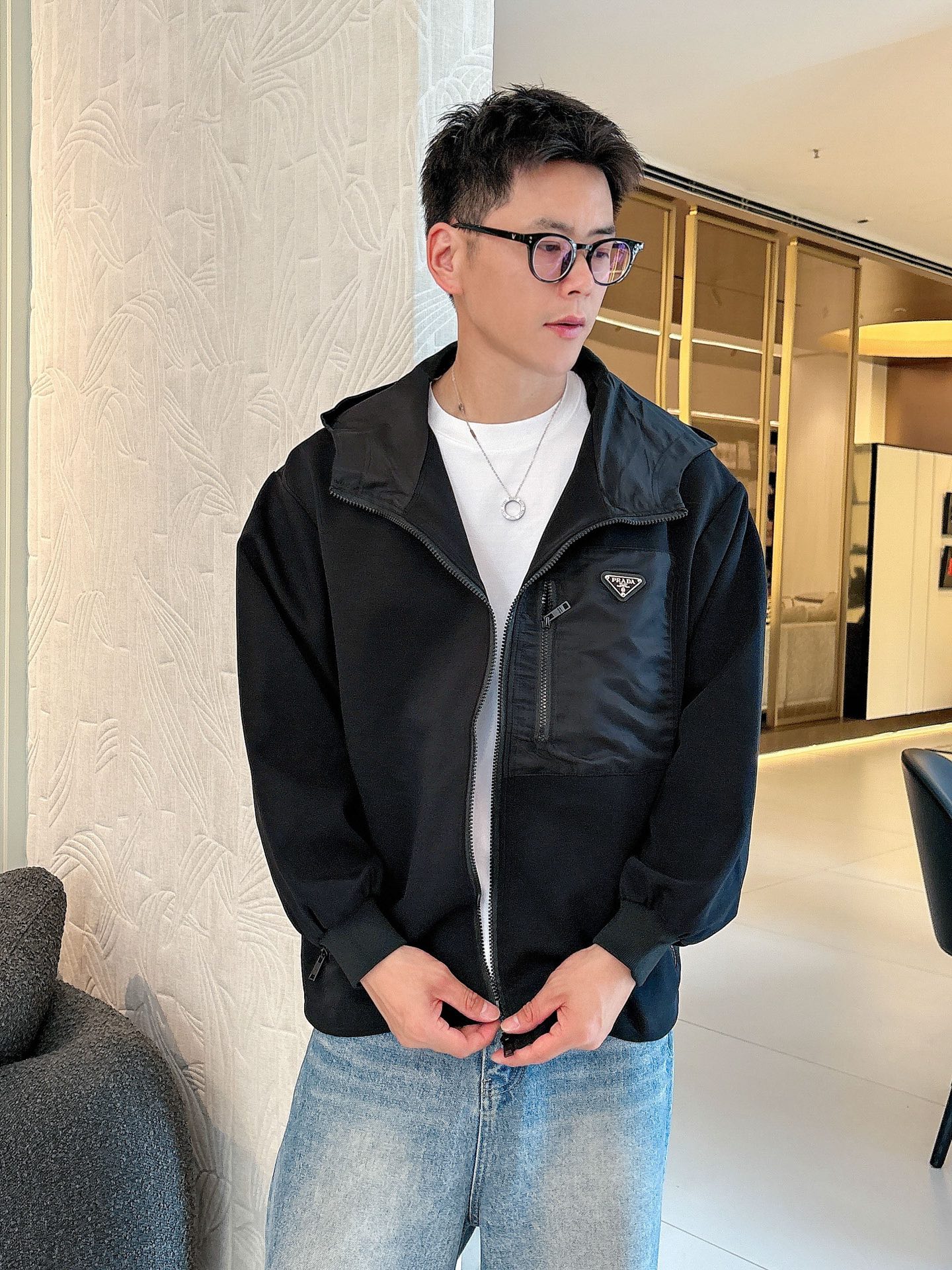 NO:526263,Prada 2025 autumn new jacket jacket, the new product on the show is perfect, comfortable and warm, the three standards are complete in color and full and attractive, and the very outstanding design easily advances the sense of fashion. The workmanship is extremely exquisite and rigorous, and the wiring is neat and meticulous!  A masterpiece of a big-name designer!  The upper body doesn't look bloated and super handsome!  Spot code M ~ XXXL,,prada,jackets & coats,jackets & coats,alexander wang19860909普拉达 2025秋季新款夹克外套,秀场新品品相非常完美,舒适保暖,三标齐全色泽饱满诱人,非常出彩的设计,轻松将时髦感进阶,做工极为考究严谨,走线工整细致！大牌设计师巨作！上身不显臃肿、超级帅气！现货码数M ～ XXXL,,prada,jackets & coats,jackets & coats,alexander wang,Men's clothing