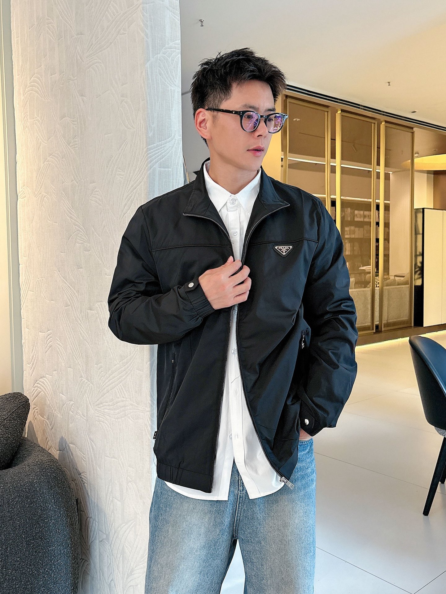 NO:595927,Prada 2025 new autumn jacket, the new product on the show is in perfect condition, comfortable and warm, complete with three colors, full and attractive color, very outstanding design, easily upgrades the fashion sense, extremely elegant and rigorous workmanship, neat and meticulous wiring!  A masterpiece from a famous designer!  The upper body does not look bloated and is super handsome!  Available sizes M ~ XXXL,,prada,jackets & coats,jackets & coats,alexander wang19860909普拉达 2025秋季新款夹克外套,秀场新品品相非常完美,舒适保暖,三标齐全色泽饱满诱人,非常出彩的设计,轻松将时髦感进阶,做工极为考究严谨,走线工整细致！大牌设计师巨作！上身不显臃肿、超级帅气！现货码数M ～ XXXL,,prada,jackets & coats,jackets & coats,alexander wang,Men's clothing