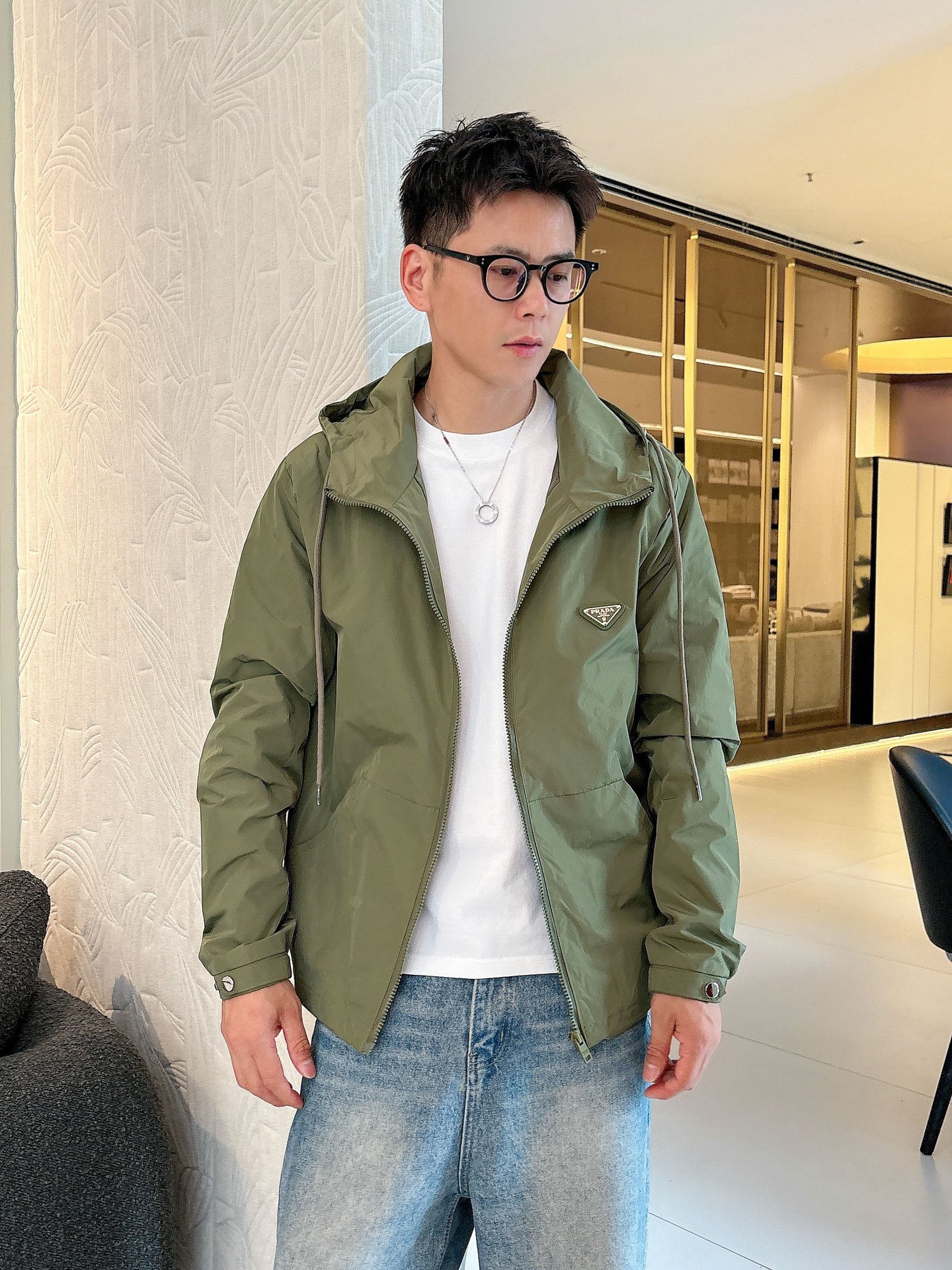 NO:526266,Prada 2025 autumn new jacket jacket, the new product on the show is perfect, comfortable and warm, the three standards are complete in color and full and attractive, and the very outstanding design easily advances the sense of fashion. The workmanship is extremely exquisite and rigorous, and the wiring is neat and meticulous!  A masterpiece of a big-name designer!  The upper body doesn't look bloated and super handsome!  Spot code M ~ XXXL,,prada,jackets & coats,jackets & coats,alexander wang19860909普拉达 2025秋季新款夹克外套,秀场新品品相非常完美,舒适保暖,三标齐全色泽饱满诱人,非常出彩的设计,轻松将时髦感进阶,做工极为考究严谨,走线工整细致！大牌设计师巨作！上身不显臃肿、超级帅气！现货码数M ～ XXXL,,prada,jackets & coats,jackets & coats,alexander wang,Men's clothing